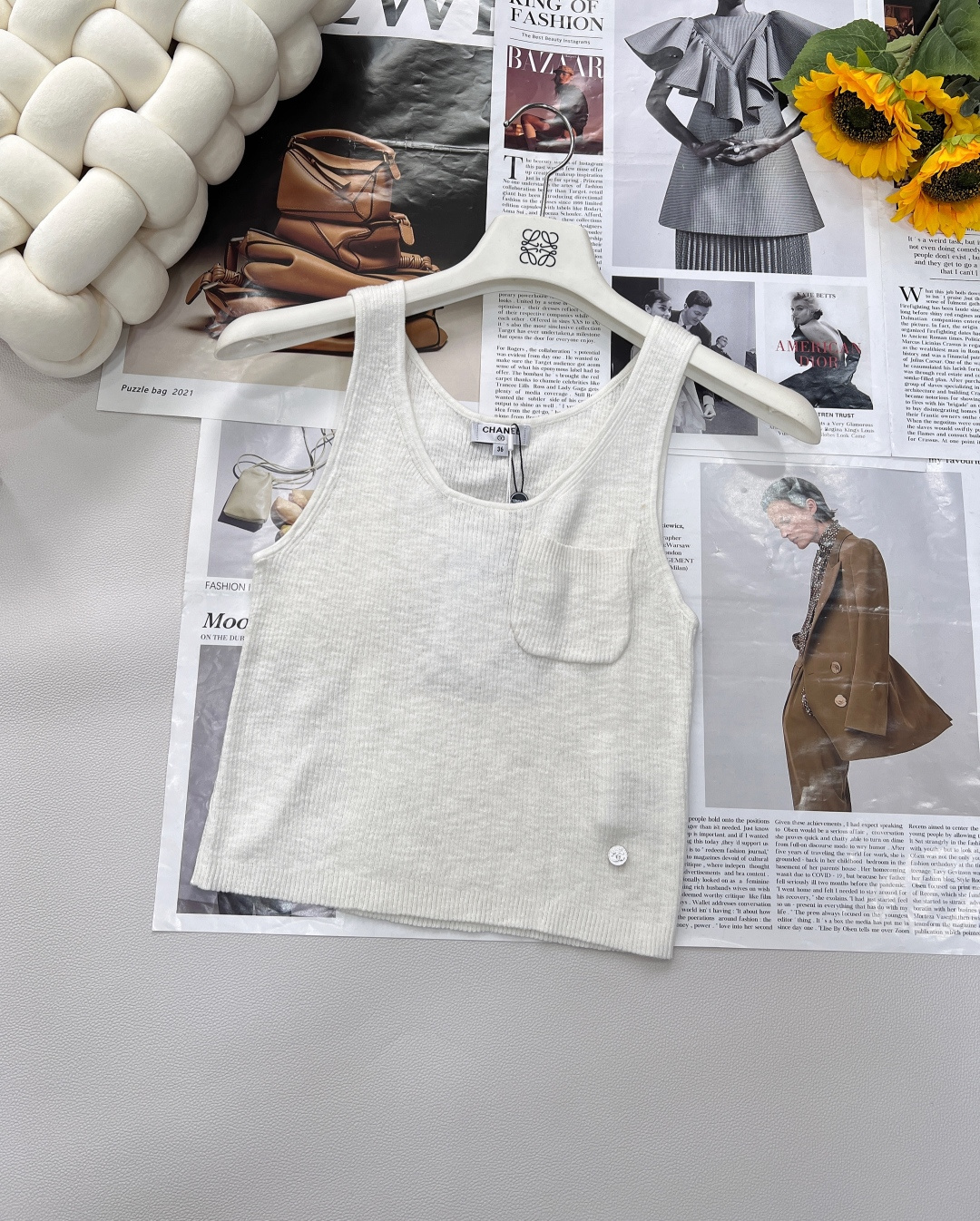 NO:335880,Chanel2025SS new vertical pit knitted vest, customized YB cotton yarn woven, elastic and comfortable, breathable and easy to wear, U-neck knitted vest cut, beautify the proportion of head and shoulders, and make the chest pocket decoration, double C-clad buttons at waist highlight the brand, fashionable style that can also be decorated with simple styles. Vertical pit slim fit style highlights the figure, fashionable and slim, easy to control during daily travel or party Customized surface accessories, light and soft, skin-friendly, breathable and not stuffy, spring and summer wear shows gentle temperament, and every move is elegant. Simple design, versatile charm, exquisite and full of exquisite. Wear it, meet your elegant moment, three standards, two colors, size sml code, chanel, alexander wang19860909Chanel2025SS新款竖坑条针织背心,定制YB全棉纱线织造 弹力舒适 透气好穿 U领针织背心剪裁 美化头肩比例更显瘦 胸前口袋装饰 腰间双C襟扣凸显品牌 让简单款式也能装饰出的时尚风格 竖坑条修身版型 突显身材 时髦显瘦 日常出行或聚会轻松驾驭 定制面辅料 ,轻薄柔软亲肤,透气不闷热,春夏穿着尽显温柔气质,举手投足间皆是优雅.  简约设计,百搭魅力,精致满满 穿上,邂逅你的优雅时刻,三标齐全,两色出 尺码sml 编码,,chanel,alexander wang,Women's clothing