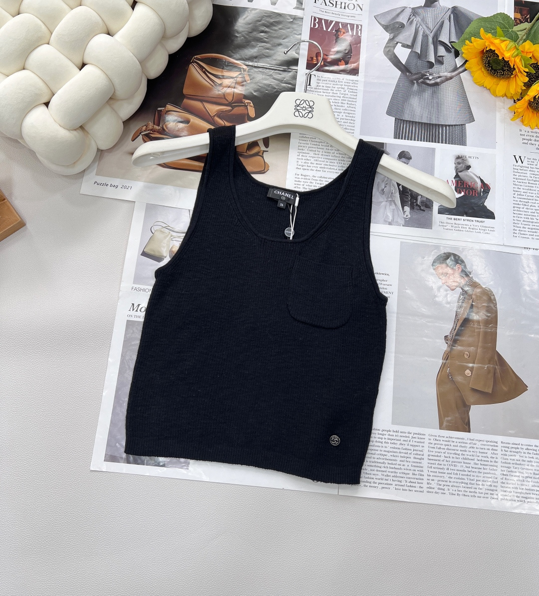 NO:335857,Chanel2025SS new vertical pit knitted vest, customized YB cotton yarn woven, elastic and comfortable, breathable and easy to wear, U-neck knitted vest cut, beautify the proportion of head and shoulders, and make the chest pocket decoration, double C-clad buttons at waist highlight the brand, fashionable style that can also be decorated with simple styles. Vertical pit slim fit style highlights the figure, fashionable and slim, easy to control during daily travel or party Customized surface accessories, light and soft, skin-friendly, breathable and not stuffy, spring and summer wear shows gentle temperament, and every move is elegant. Simple design, versatile charm, exquisite and full of exquisite. Wear it, meet your elegant moment, three standards, two colors, size sml code, chanel, alexander wang19860909Chanel2025SS新款竖坑条针织背心,定制YB全棉纱线织造 弹力舒适 透气好穿 U领针织背心剪裁 美化头肩比例更显瘦 胸前口袋装饰 腰间双C襟扣凸显品牌 让简单款式也能装饰出的时尚风格 竖坑条修身版型 突显身材 时髦显瘦 日常出行或聚会轻松驾驭 定制面辅料 ,轻薄柔软亲肤,透气不闷热,春夏穿着尽显温柔气质,举手投足间皆是优雅.  简约设计,百搭魅力,精致满满 穿上,邂逅你的优雅时刻,三标齐全,两色出 尺码sml 编码,,chanel,alexander wang,Women's clothing