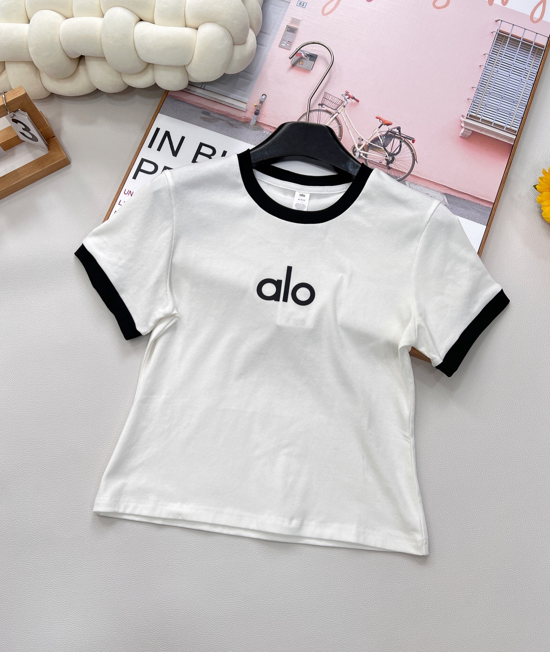 NO:335863,alo simple alphabet three-dimensional offset short-sleeved T-shirt, using all-cotton single-sided plain fabric. Cotton is soft and comfortable, light and breathable. Customized contrasting edging technology. Temperate girlish style. Age-reducing and fashionable item!  Simple and high-recognition, retro, fashionable and versatile, contrasting colors are very good, and look particularly high-end and white. Wearing them to reduce age, girlishly, simple letter logo T-shirt, contrasting colors, round neckline, lively and cute, and they are also very versatile when worn alone or in-house!  Random Advanced, College Series | Unlimited Youth, effortlessly creates a college style. The temperament instantly improves, allowing you to stand out among the crowd. Four colors are out of size sml code, T-shirt,tees, t-shirt,alexander wang19860909alo 简约字母立体胶印短袖T恤, 采用全棉单面平纹面料 棉质柔软舒适且轻薄透气 定制撞色包边工艺 气质少女风 减龄又时髦单品！ 简约高辨识度 复古时髦又百搭 撞色很好看 显得特别高级显白 穿上减龄少女感 简洁的字母logoT恤 撞色圆领尽显活泼可爱 单穿或者内搭也都特百搭！ 随性高级,学院系列 ｜无限青春 不费力营造学院风. 气质瞬间提升,让你在人群中脱颖而出.四色出 尺码sml 编码,,T-shirt,tees，t-shirt,alexander wang,Women's clothing