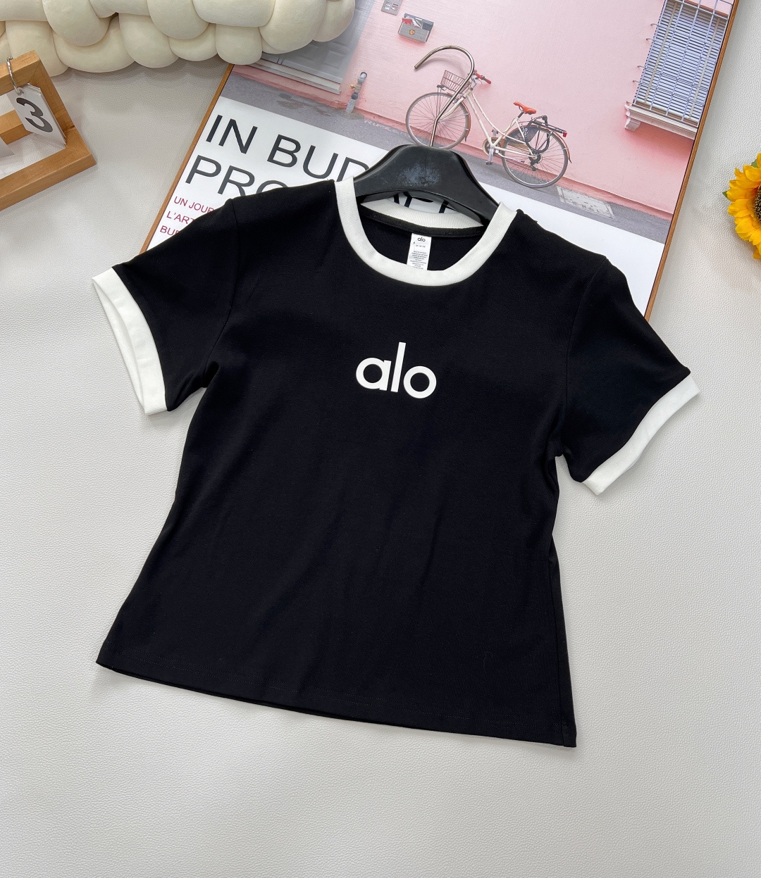 NO:335869,alo simple alphabet three-dimensional offset short-sleeved T-shirt, using all-cotton single-sided plain fabric. Cotton is soft and comfortable, light and breathable. Customized contrasting edging technology. Temperate girlish style. Age-reducing and fashionable item!  Simple and high-recognition, retro, fashionable and versatile, contrasting colors are very good, and look particularly high-end and white. Wearing them to reduce age, girlishly, simple letter logo T-shirt, contrasting colors, round neckline, lively and cute, and they are also very versatile when worn alone or in-house!  Random Advanced, College Series | Unlimited Youth, effortlessly creates a college style. The temperament instantly improves, allowing you to stand out among the crowd. Four colors are out of size sml code, T-shirt,tees, t-shirt,alexander wang19860909alo 简约字母立体胶印短袖T恤, 采用全棉单面平纹面料 棉质柔软舒适且轻薄透气 定制撞色包边工艺 气质少女风 减龄又时髦单品！ 简约高辨识度 复古时髦又百搭 撞色很好看 显得特别高级显白 穿上减龄少女感 简洁的字母logoT恤 撞色圆领尽显活泼可爱 单穿或者内搭也都特百搭！ 随性高级,学院系列 ｜无限青春 不费力营造学院风. 气质瞬间提升,让你在人群中脱颖而出.四色出 尺码sml 编码,,T-shirt,tees，t-shirt,alexander wang,Women's clothing