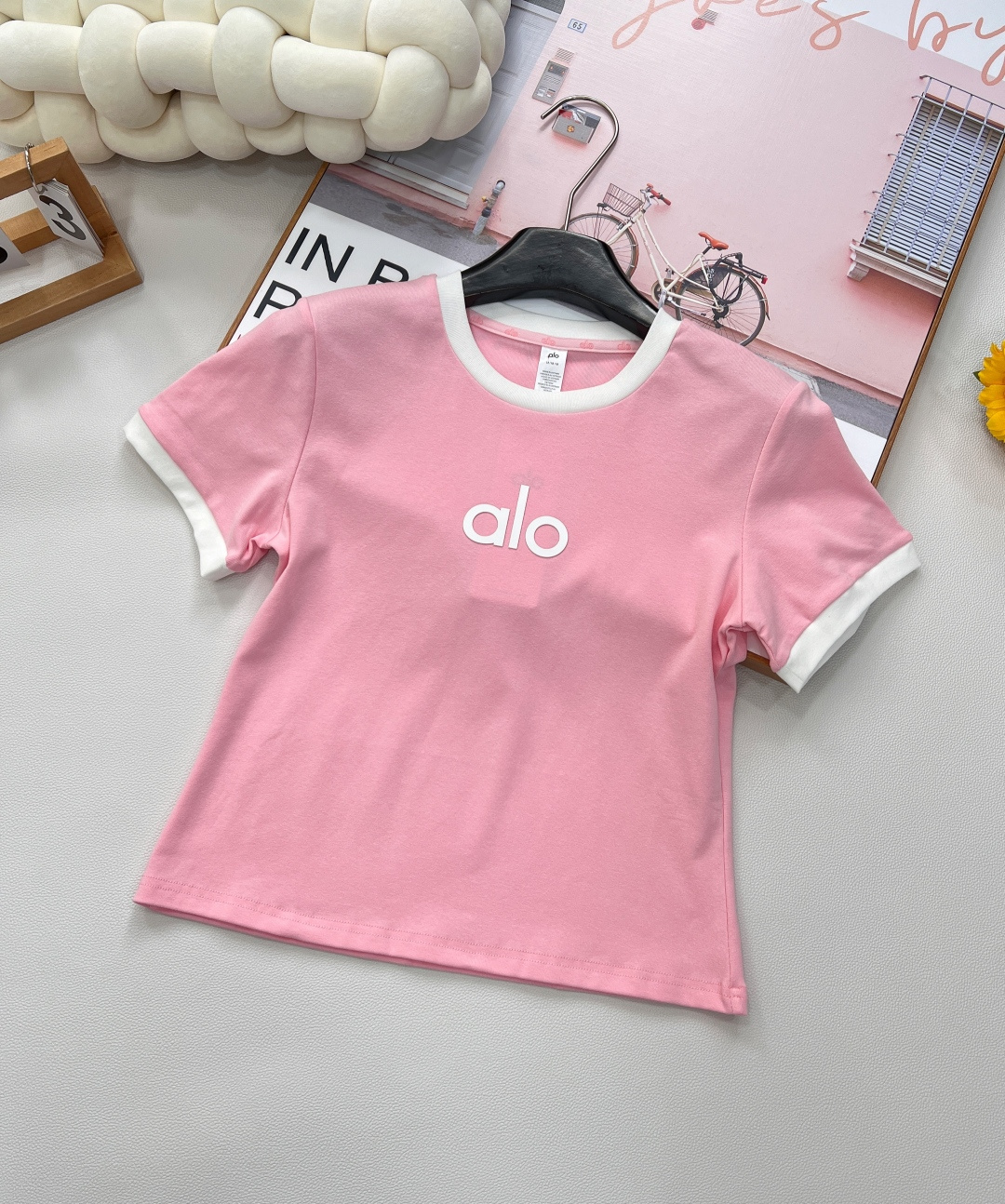 NO:335875,alo simple alphabet three-dimensional offset short-sleeved T-shirt, using all-cotton single-sided plain fabric. Cotton is soft and comfortable, light and breathable. Customized contrasting edging technology. Temperate girlish style. Age-reducing and fashionable item!  Simple and high-recognition, retro, fashionable and versatile, contrasting colors are very good, and look particularly high-end and white. Wearing them to reduce age, girlishly, simple letter logo T-shirt, contrasting colors, round neckline, lively and cute, and they are also very versatile when worn alone or in-house!  Random Advanced, College Series | Unlimited Youth, effortlessly creates a college style. The temperament instantly improves, allowing you to stand out among the crowd. Four colors are out of size sml code, T-shirt,tees, t-shirt,alexander wang19860909alo 简约字母立体胶印短袖T恤, 采用全棉单面平纹面料 棉质柔软舒适且轻薄透气 定制撞色包边工艺 气质少女风 减龄又时髦单品！ 简约高辨识度 复古时髦又百搭 撞色很好看 显得特别高级显白 穿上减龄少女感 简洁的字母logoT恤 撞色圆领尽显活泼可爱 单穿或者内搭也都特百搭！ 随性高级,学院系列 ｜无限青春 不费力营造学院风. 气质瞬间提升,让你在人群中脱颖而出.四色出 尺码sml 编码,,T-shirt,tees，t-shirt,alexander wang,Women's clothing