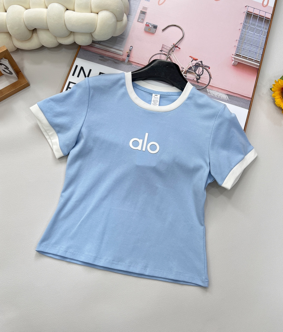NO:335881,alo simple alphabet three-dimensional offset short-sleeved T-shirt, using all-cotton single-sided plain fabric. Cotton is soft and comfortable, light and breathable. Customized contrasting edging technology. Temperate girlish style. Age-reducing and fashionable item!  Simple and high-recognition, retro, fashionable and versatile, contrasting colors are very good, and look particularly high-end and white. Wearing them to reduce age, girlishly, simple letter logo T-shirt, contrasting colors, round neckline, lively and cute, and they are also very versatile when worn alone or in-house!  Random Advanced, College Series | Unlimited Youth, effortlessly creates a college style. The temperament instantly improves, allowing you to stand out among the crowd. Four colors are out of size sml code, T-shirt,tees, t-shirt,alexander wang19860909alo 简约字母立体胶印短袖T恤, 采用全棉单面平纹面料 棉质柔软舒适且轻薄透气 定制撞色包边工艺 气质少女风 减龄又时髦单品！ 简约高辨识度 复古时髦又百搭 撞色很好看 显得特别高级显白 穿上减龄少女感 简洁的字母logoT恤 撞色圆领尽显活泼可爱 单穿或者内搭也都特百搭！ 随性高级,学院系列 ｜无限青春 不费力营造学院风. 气质瞬间提升,让你在人群中脱颖而出.四色出 尺码sml 编码,,T-shirt,tees，t-shirt,alexander wang,Women's clothing