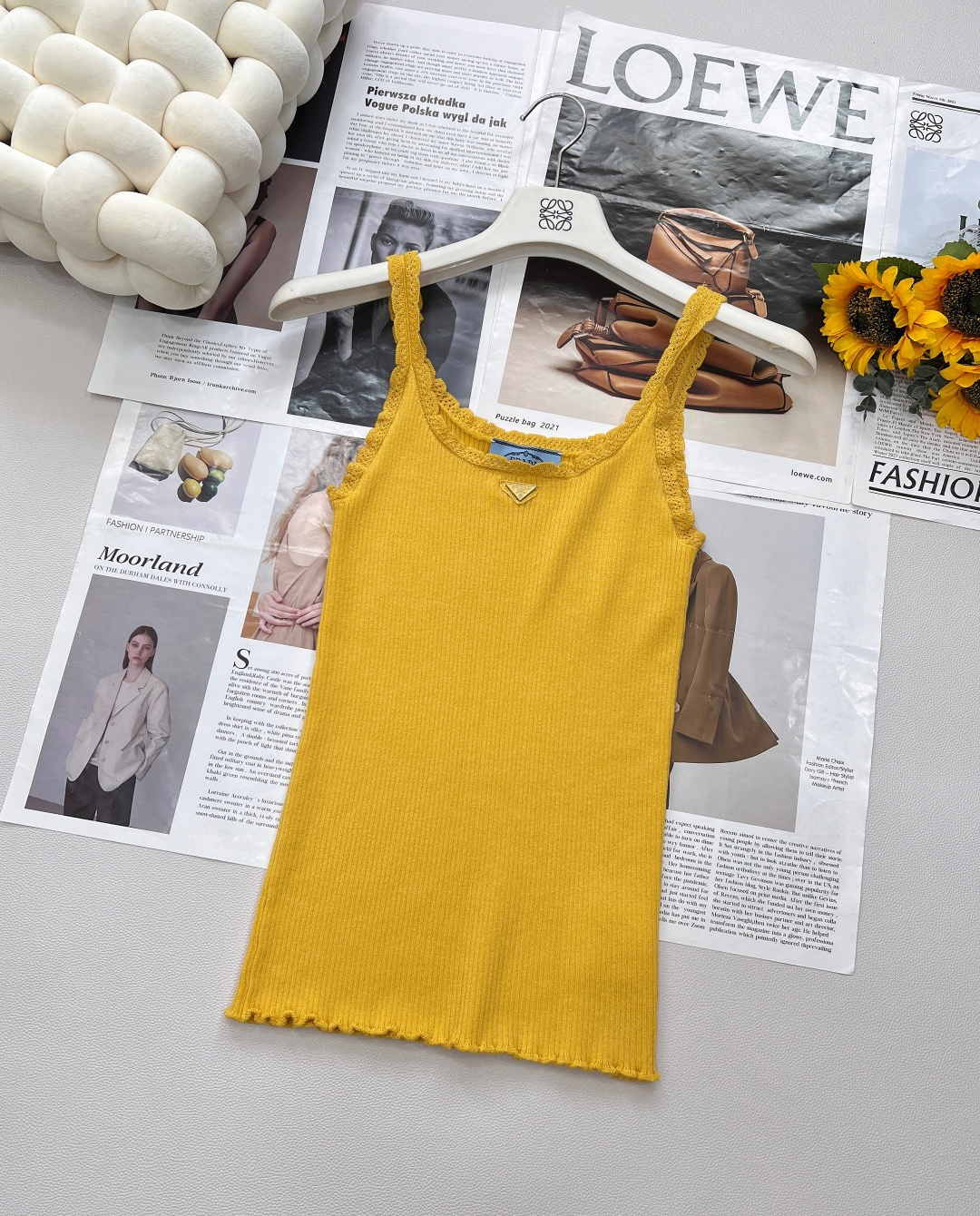 NO:410281,PRADA's new triangle logo small lace knitted vest, classic black and vibrant yellow, adapting to different outfit needs. Black is mysterious and elegant, and is a powerful tool for creating a cool or intellectual look; yellow is bright and eye-catching, instantly injecting vitality into the overall look. Exquisite small lace decorative shoulder straps and necklines are soft and romantic, breaking the monotony of knitting and adding a bit of agility and playfulness. Delicate knitted fabrics are soft and skin-friendly, and they are extremely comfortable to wear with close body, and are elastic and easy to move. The iconic triangle logo is low-key embellished, silently showing the brand style and luxury texture. Practicality and high-end sense of perfect combination. The material is very delicate, skin-friendly and smooth, and has a full sense of age-freezing~ Comfortable and breathable. The upper body is gentle and high-end, and looks sweet and charming, and age-reducing.  The shape is easy and concave, free and casual ~ A must-have fashionable and high-end item for white and rich beauty!  The upper body looks very slim, versatile and fashionable items, daily match with jeans, yyds, a must-have item for hot girls!  Two colors size sml code, prada, jeans, alexander wang19860909PRADA新款三角徽标小花边针织背心,经典黑色与活力黄色双色呈现,适配不同穿搭需求.黑色神秘优雅,是打造酷感或知性造型的利器；黄色明媚吸睛,瞬间为整体look注入蓬勃朝气. 精致小花边装饰肩带与领口,柔美浪漫,打破针织的单调,增添几分灵动俏皮.细腻针织面料,触感柔软亲肤,贴身穿也无比舒适,且富有弹性,活动自如. 标志性三角徽标低调点缀,无声彰显品牌格调与奢华质感.实用性与高级感完美融合 材质很细腻 亲肤顺滑 冻龄感十足～ 舒适又透气 上身温柔高级 显得甜腻动人,又减龄俏皮 造型轻松凹,自在又随性～白富美必备时髦高级单品！ 上身非常显瘦 百搭时尚单品 日常搭配牛仔裤yyds 辣妹必备单品！两色出 尺码sml 编码,,prada,jeans,alexander wang,Women's clothing