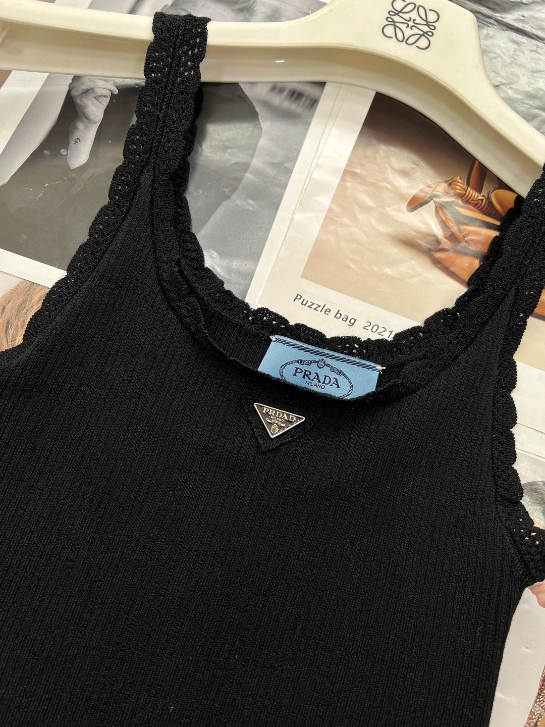 🆕PRADA新款三角徽标小花边针织背心，经典黑色与活力黄色双色呈现，适配不同穿搭需求。黑色神秘优雅，是打