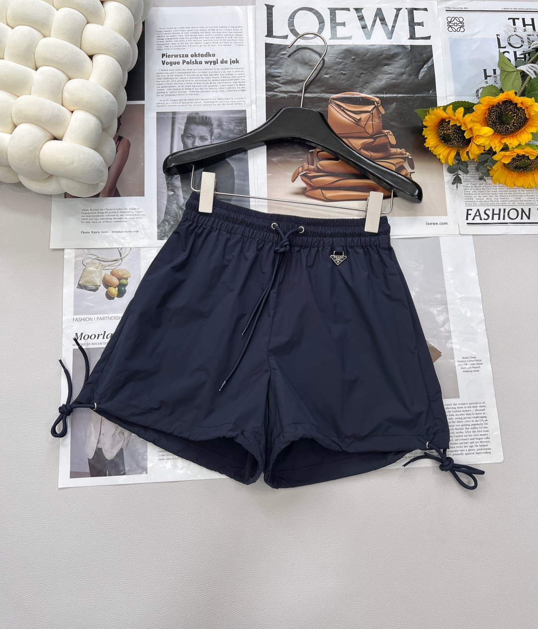 NO:410292,Prada2025 new letter logo drawstring shorts, customized YB windproof and waterproof and environmentally friendly recycled nylon material, comfortable texture, full quality, high-waist shorts cut, waist adjustment, elastic drawstring adjustment, forming a structural collision, adding a casual and fashionable feeling of workwear, embellished with triangular metal letter logo pattern at the waist, bow tie on the outside of the legs, smart and unique, visual effect is richer, brand recognition, fashion trend, fashionable and fashionable, customized surface accessories, accurate version, three standards are complete, large-scale, size sml code,,prada, shorts,alexander wang19860909Prada2025新款字母徽标抽绳短裤,定制YB防风防水环保再生尼龙材质 质感舒适 品相十足 高腰短裤裁剪 腰部调节松紧抽绳调节 形成结构性碰撞 增添工装休闲时尚感 腰间点缀三角金属字母徽标图案 腿外侧蝴蝶结系带灵巧别致 视觉效果更显丰富 品牌识别度提升 穿搭潮流 时髦洋气 定制面辅料 认准版本 ,三标齐全大货出 尺码sml 编码,,prada,shorts,alexander wang,Women's clothing