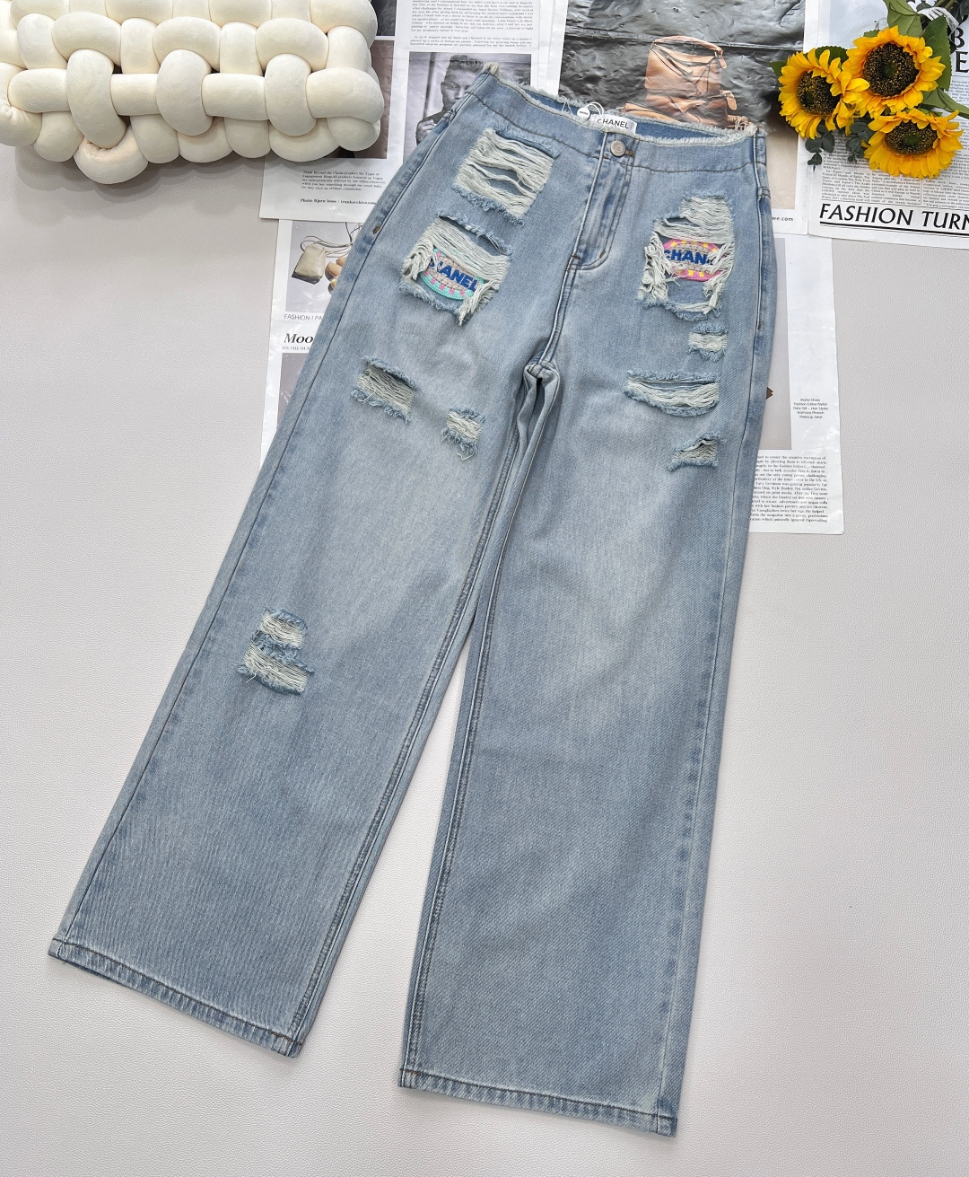 NO:410304,CHANEL's new small-flavored whisker-edged waist-head ripped straight-leg jeans, using primary color yeast washing technology, selected imported denim fabrics, customized hardware accessories, high-waist loose style, perfectly create a 30-minute figure, super slimming and long legs, and it is effortless to match, and it can all be fashionable! It can definitely become a product that has high utilization in your wardrobe. The style is super good, it covers the flesh and stretches the legs. The absolute hot girl on the upper body looks taller and thinner!  The design is simply too cool and cool!  Complete three standards!  Large-scale size sml code, chanel, jeans, alexander wang19860909CHANEL 新款小香风须边腰头破洞直筒裤牛仔裤 采用原色酵母水洗工艺 精选进口牛仔面料 定制五金配件 高腰宽松版型 完美打造身材三七分 超级显瘦显腿长 在搭配上也毫不费力 都能搭出时髦感! 绝对能成为你衣柜里利用率敲高的单品 版型超好 遮肉拉长腿型.上身绝对的辣妹 显高显瘦！ 设计简直不要太酷太飒！三标齐全！大货出 尺码sml 编码,,chanel,jeans,alexander wang,Women's clothing