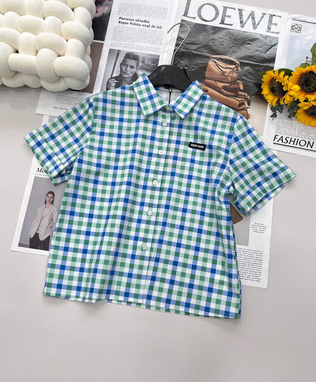 NO:410268,Miumiu25Ss spring and summer new logo color-blocking checked short-sleeved shirt丨Exclusive yb development!  High-end production!  The fresh and sweet plaid color combination and the short front shoulder style are full of vitality!  The plaid printing design is decorated with classic logo letters on the chest. The overall color is sweet and generous. The slightly wide-shouldered and versatile style is not picky!  The workmanship quality depends on the details. The three standards are complete!  Large-scale size sml code, miumiu,shirts,T-shirt,alexander wang19860909Miumiu25Ss春夏新款徽标拼色格纹短袖衬衫丨独家yb开发！高版出品！清新甜美的格纹配色搭配正肩短款版型,元气感满满！对版格纹印花设计,胸前经典徽标字母点缀,整体甜美大方,正肩微阔版型百搭不挑人！做工品质看细节.三标齐全！大货出 尺码sml 编码,,miumiu,shirts,T-shirt,alexander wang,Women's clothing