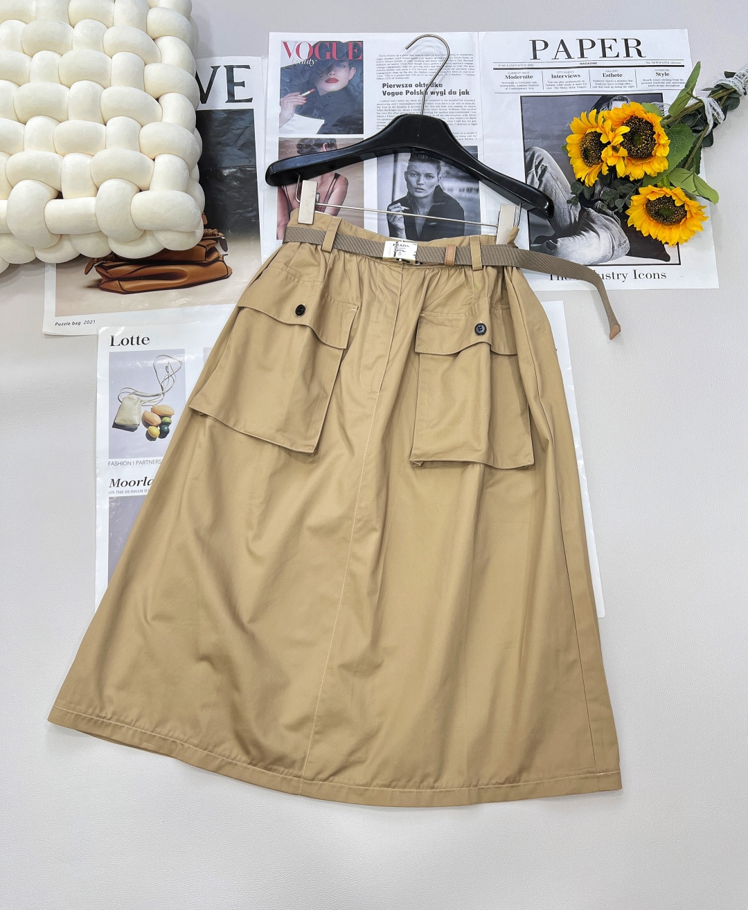 NO:412087,PRADA2025SS new long skirt with belt long skirt, it has a high-end and mid-to-earth style, the romantic long skirt is swaying, full of retro style, and unique beauty. The salt-sweet style makes it suitable for various occasions. Whether it is a sweet style or a cool salt style, the upper body can instantly enhance the fashionableness and high-end feeling. The matching belt is not only the finishing touch, but also cleverly divides the body proportions, highlighting the slender waist. The overall design of the skirt is exquisite, and the details such as pockets are exquisite and practical. It is also a well-deserved versatile artifact. Whether it is a simple T-shirt to create a casual style or a delicate shirt to attend formal occasions, it can be perfectly controlled. The quality of workmanship can withstand the sophistication, and every stitching and every detail demonstrates craftsmanship. Wear it and start your own fashion journey!  Complete three standards!  Large-scale size sml code, prada, skirts,shirts,tees,t-shirt,alexander wang19860909PRADA2025SS新款长款裙配腰带长裙,它自带高级中古风韵 ,浪漫的长裙摆摇曳生姿,复古格调满满,美得独树一帜. 可盐可甜的风格,让它适配各种场合.无论是走甜美风,还是酷飒盐系风,上身都能瞬间提升时髦度与高级感. 搭配的腰带不仅是点睛之笔,更巧妙划分身材比例,凸显纤细腰身 .裙子整体设计精妙,口袋等细节精致实用. 它还是当之无愧的百搭神器,无论是简约T恤打造休闲范,还是搭配精致衬衫出席正式场合,都能完美驾驭.做工品质经得起考究,每一处缝线、每一个细节,都彰显匠心.穿上它,开启属于你的时尚之旅！ 三标齐全！大货出 尺码sml 编码,,prada,skirts,shirts,tees，t-shirt,alexander wang,Women's clothing