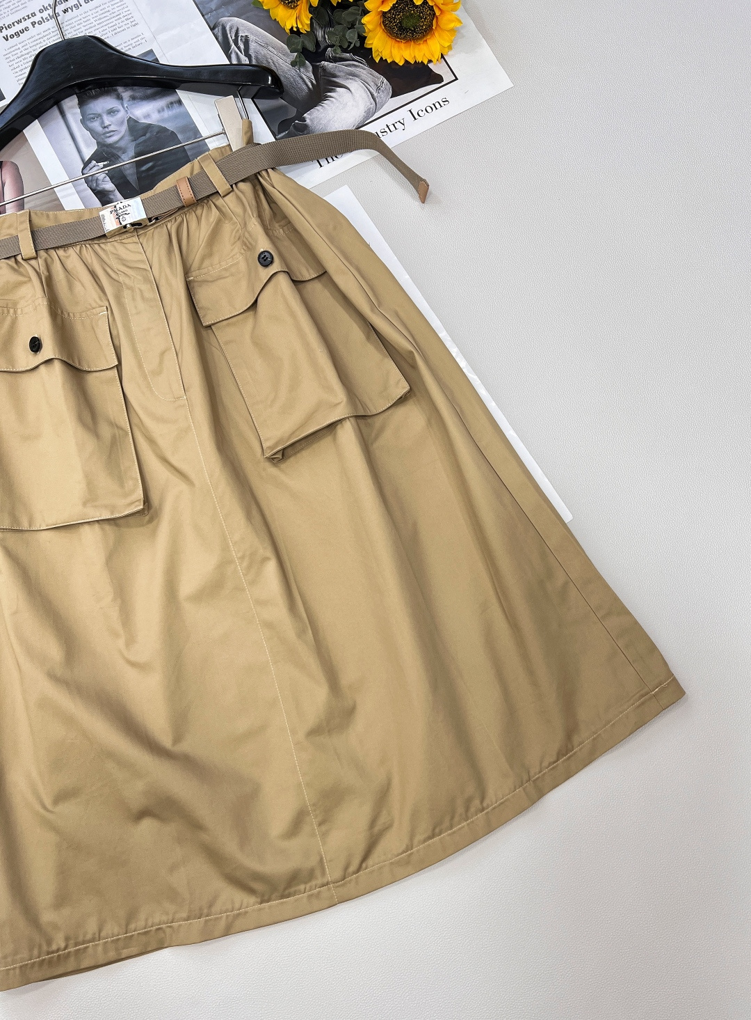 🆕PRADA2025SS新款长款裙配腰带长裙，它自带高级中古风韵 ，浪漫的长裙摆摇曳生姿，复古格调满满，