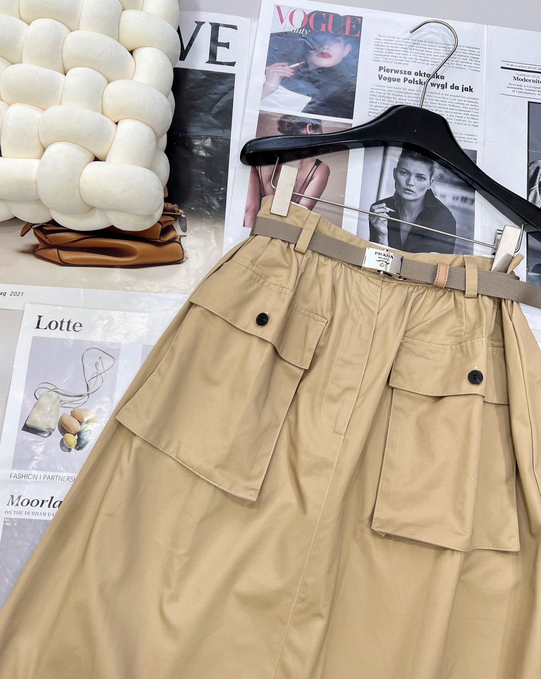 🆕PRADA2025SS新款长款裙配腰带长裙，它自带高级中古风韵 ，浪漫的长裙摆摇曳生姿，复古格调满满，