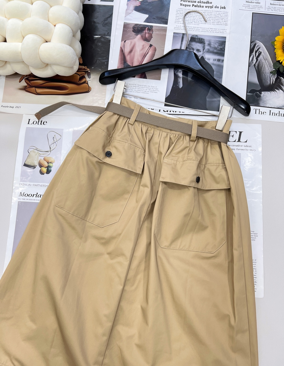 🆕PRADA2025SS新款长款裙配腰带长裙，它自带高级中古风韵 ，浪漫的长裙摆摇曳生姿，复古格调满满，