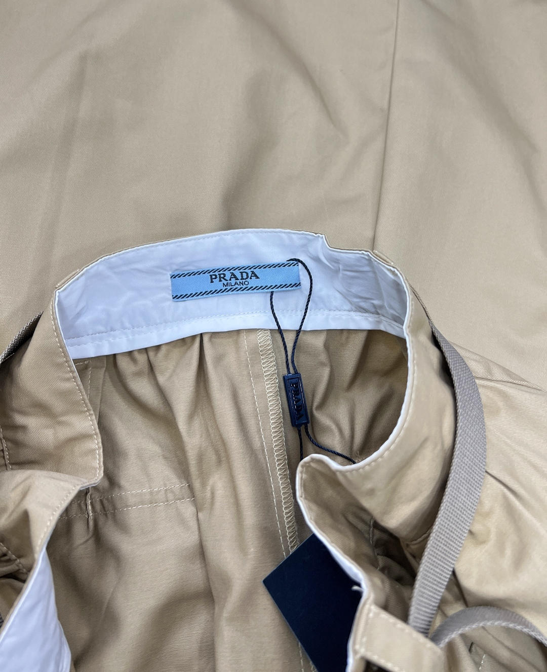 🆕PRADA2025SS新款长款裙配腰带长裙，它自带高级中古风韵 ，浪漫的长裙摆摇曳生姿，复古格调满满，