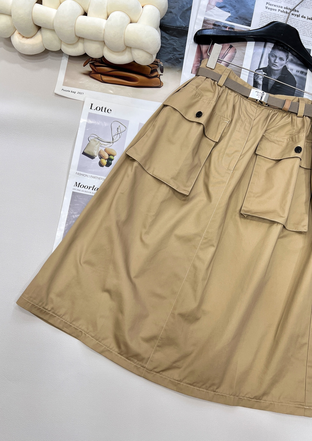 🆕PRADA2025SS新款长款裙配腰带长裙，它自带高级中古风韵 ，浪漫的长裙摆摇曳生姿，复古格调满满，