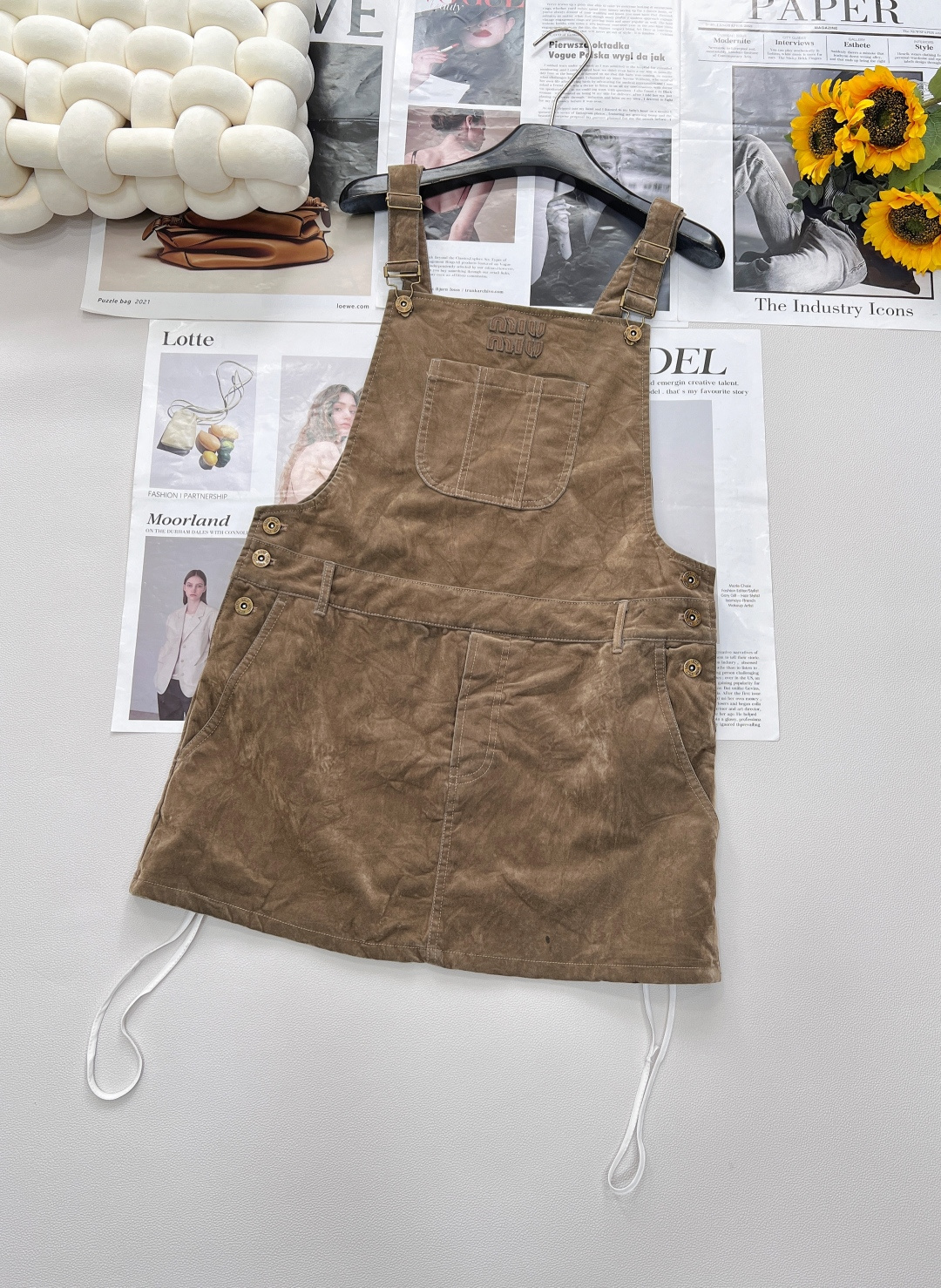 NO:412116,MIU MIU 2025's new masterpiece - velvet denim strap skirt is coming!  This strap skirt combines the soft and luxurious velvet with the classic and casual jeans. The unique materials collide, which not only has the casual and unrestrained jeans, but also has the delicate and high-end velvet. The iconic strap design, adjustable shoulder straps, adapted to different figures, and the metal buckle adds exquisite details. The brand letters on the chest are embellished, which show the style of the style in a low-key manner. The style of Korulli is full of sweet and cool attributes!  Easy to unlock multiple looks!  Three-standard large-scale products, size sml code, miumiu, skirts, alexander wang19860909MIU MIU 2025全新力作——丝绒牛仔背带裙来袭！这款背带裙,将丝绒的柔软奢华与牛仔的经典随性奇妙融合.独特的材质碰撞,既有牛仔的休闲不羁,又有丝绒的细腻高级. 标志性的背带设计,可调节肩带,适配不同身形 ,金属扣饰增添精致细节.胸前品牌字母点缀,低调彰显格调. 可露丽穿搭风格,甜酷属性拉满！轻松解锁多种造型！三标齐全大货出 尺码sml 编码,,miumiu,skirts,alexander wang,Women's clothing