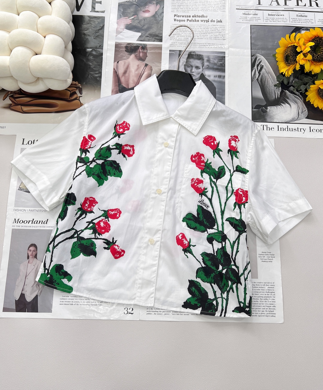 NO:412132,Loewe25Ss spring and summer new rose printed lapel short white shirt丨Exclusive yb development!  High-end production!  Light and breathable pure cotton custom fabric, refreshing and clean like a summer breeze. The red rose prints are romantic and unruly French style. Go to a summer appointment, retro and romantic, as if you wear Monet Spring Garden on your body, three specifications are complete, and the large-scale products are size sml code, loewe,shirts,alexander wang19860909Loewe25Ss春夏新款玫瑰印花翻领短款白衬衫丨独家yb开发！高版出品！轻薄透气纯棉定制面料,清爽干净得像夏日微风.满布的红色玫瑰印花,是浪漫也是不羁的法式情调,赴一场夏日之约吧复古又浪漫,仿佛把莫奈春日花园穿在身上,三标齐全,大货出 尺码sml 编码,,loewe,shirts,alexander wang,Women's clothing