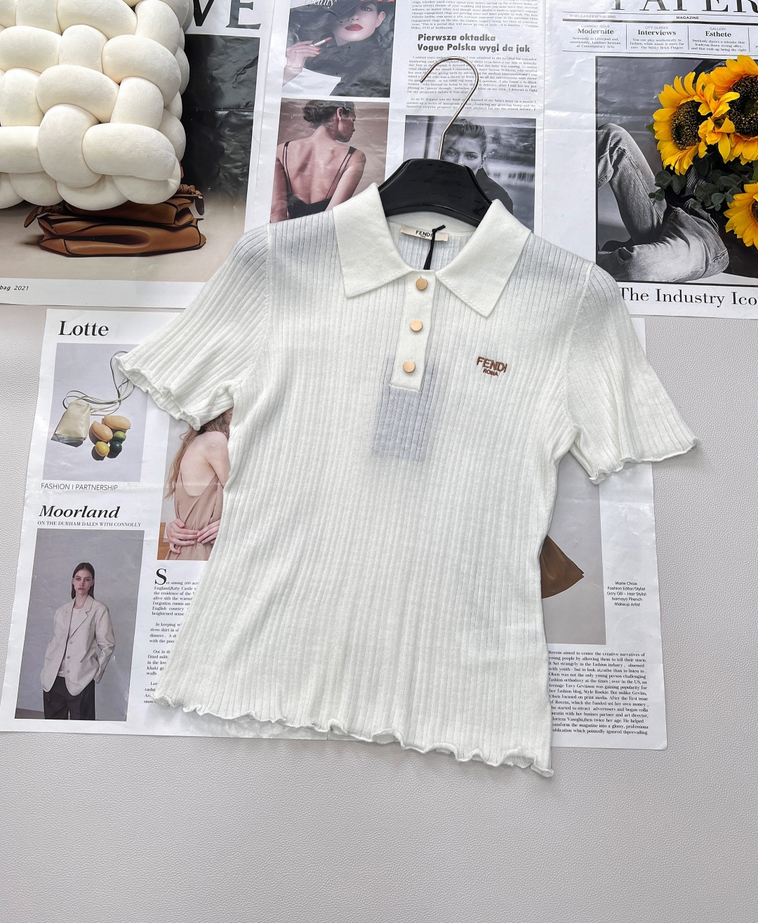 NO:412147,FENDI25SS's new polo button knit short sleeves are made of wool blend, perfectly blending the advantages of both. They not only have the soft and crisp texture of wool, but also have breathable, smooth and anti-wrinkle characteristics. The neckline of the Polo shirt furthermore the neckline, and the iconic letters on the chest add a distinctive style!  Comfortable and loose silhouette, hide the flesh and make you look slimming!  The collar is designed with a lapel, showing its temperament and visually showing small face!  Letter embroidery and decorative decorations will enhance the appearance of the clothes!  A polo shirt that is often worth buying in Fei~ The lace elements incorporated are beautiful, fresh and refined~ The unique design makes you feel different when wearing it!  Complete three standards, three colors, size sml code, fendi, T-shirt, alexander wang19860909FENDI25SS新款polo纽扣针织短袖,采用羊毛混纺完美融合两者优势.既拥有羊毛的柔软与挺括质感,又具备透气、顺滑与抗皱特性. Polo衫领口更修饰颈部线条,胸前标志性的字母平添鲜明格调！ 舒适的宽松廓形,藏肉显瘦！领子是翻领的设计,狠显气质,视觉上显脸小！ 字母刺绣装饰莄加提升衣服的颜值！菲常值得入手的一款polo衫~ 融入的花边元素,美的清新脱俗～独特的设计让你穿出不同的感觉！三标齐全,三色出 尺码sml 编码,,fendi,T-shirt,alexander wang,Women's clothing