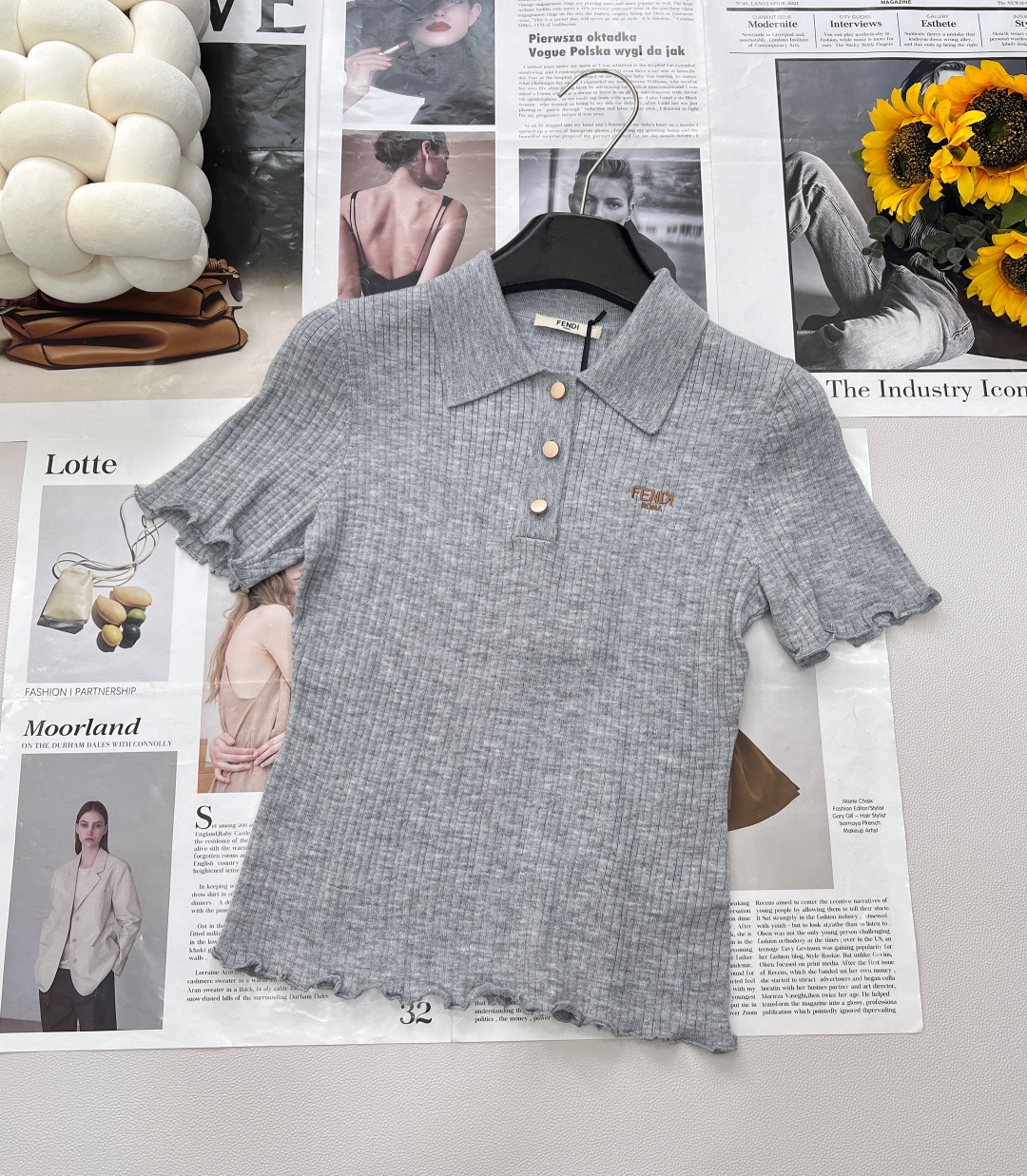 NO:412160,FENDI25SS's new polo button knit short sleeves are made of wool blend, perfectly blending the advantages of both. They not only have the soft and crisp texture of wool, but also have breathable, smooth and anti-wrinkle characteristics. The neckline of the Polo shirt furthermore the neckline, and the iconic letters on the chest add a distinctive style!  Comfortable and loose silhouette, hide the flesh and make you look slimming!  The collar is designed with a lapel, showing its temperament and visually showing small face!  Letter embroidery and decorative decorations will enhance the appearance of the clothes!  A polo shirt that is often worth buying in Fei~ The lace elements incorporated are beautiful, fresh and refined~ The unique design makes you feel different when wearing it!  Complete three standards, three colors, size sml code, fendi, T-shirt, alexander wang19860909FENDI25SS新款polo纽扣针织短袖,采用羊毛混纺完美融合两者优势.既拥有羊毛的柔软与挺括质感,又具备透气、顺滑与抗皱特性. Polo衫领口更修饰颈部线条,胸前标志性的字母平添鲜明格调！ 舒适的宽松廓形,藏肉显瘦！领子是翻领的设计,狠显气质,视觉上显脸小！ 字母刺绣装饰莄加提升衣服的颜值！菲常值得入手的一款polo衫~ 融入的花边元素,美的清新脱俗～独特的设计让你穿出不同的感觉！三标齐全,三色出 尺码sml 编码,,fendi,T-shirt,alexander wang,Women's clothing