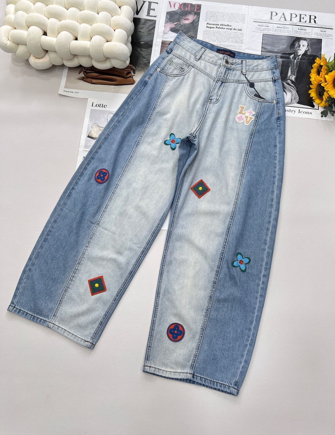 NO:412172,LOUIS VUITTON donkey house Yin-Yang color splicing embroidered scimitar wide-leg pants break the convention and reshape the denim style. The unique yin-Yang color splicing is light blue on one side and deep blue on the other side, which creates a different visual spark. The carefully embroidered colorful patterns, either agile flowers or a unique geometry, injecting fresh soul into simple denim, and each needle tells the ingenuity. The scimitar pants shape fits the curves of the human body and cleverly modifys the leg lines, and smoothly transitions from the hips to the trouser legs, outlining elegant postures. The wide-leg design is elegant and casual, showing a chic style while walking. Whether it is commuting or casual gathering, you can easily control it, making you the focus of the street.  Select high-quality denim fabrics, comfortable and wear-resistant, crisp and stylish, and lasting to maintain the style. The right tailoring at the waist is matched with exquisite leather cards, and the details show quality and style. Wear it, say goodbye to the same, release personal charm, and start your own fashion journey. The three standards are complete!  Size sml encoding, louis vuitton,louis vuitton,louis vuitton,alexander wang19860909LOUIS VUITTON驴家阴阳色拼接刺绣弯刀阔腿裤,打破常规,重塑牛仔风尚. 独特阴阳色拼接,一面是浅蓝的清新,一面是深蓝的深邃,碰撞出别样的视觉火花.精心绣制的多彩图案,或灵动小花,或别致几何,为简约牛仔布注入鲜活灵魂,每一针都诉说着匠心. 弯刀裤型,贴合人体曲线,巧妙修饰腿部线条,从臀部到裤脚,流畅过渡,勾勒优雅身姿.阔腿设计,大气随性,行走间尽显潇洒风范,无论是通勤还是休闲聚会,都能轻松驾驭,让你成为街头焦点. 甄选优质牛仔面料,舒适耐磨,挺括有型,持久保持版型.腰间恰到好处的剪裁,搭配精致皮牌,细节之处彰显品质与格调. 穿上它,告别千篇一律,释放个性魅力,开启属于你的时尚之旅.三标齐全！ 尺码sml 编码,,louis vuitton,louis vuitton,louis vuitton,alexander wang,Women's clothing