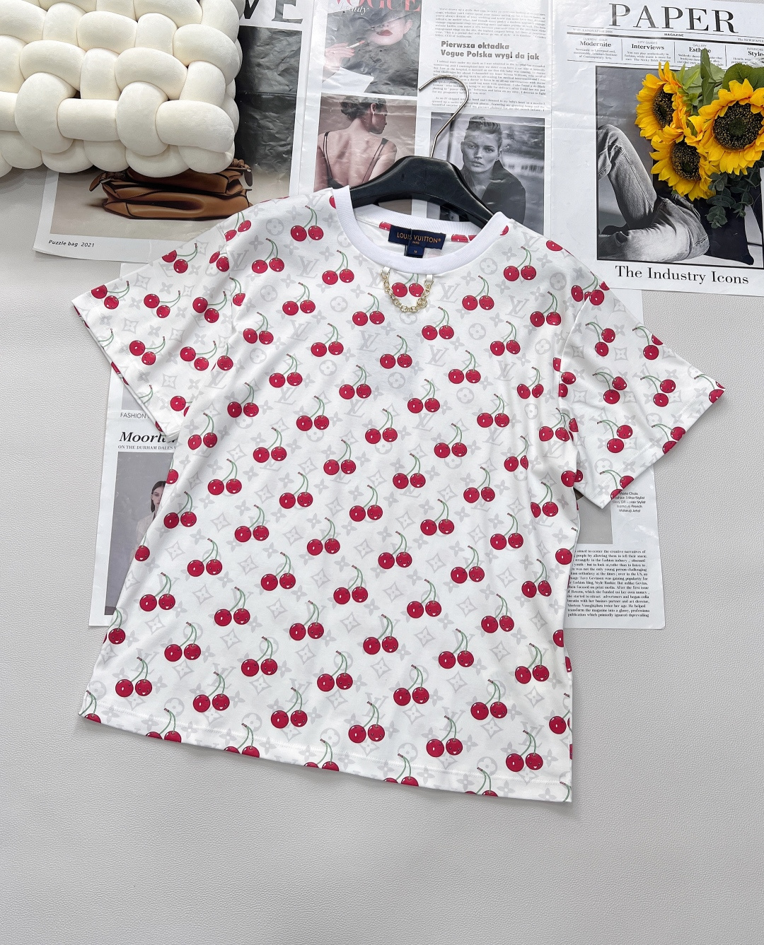 NO:412177,Louis Vuitton 2025SS new product is launched!  This active printed cherry Tee redefines the trend. Selected YB mercerated cotton material, excellent texture, self-luster, breathable and comfortable, giving the skin the gentlest care. Regular T-shirt cut, simple and simple to show the brand style. Creating pure cotton with a slight elasticity, easily outlining and slimming posture. In terms of design, the metal letter chain on the neckline is eye-catching and eye-catching, becoming the highlight of the whole dress. Four-leaf clover letter printing base, matched with agile colorful cherry elements, a perfect blend of slack and fashionable feeling. Two high-end tones are optional, classic brown is calm and atmospheric, pure white is fresh and elegant, and both can demonstrate unique taste. Customized surface accessories, high-quality, recognize this exclusive version, and start your new fashion journey, three standards are complete, two-color large-scale products are size sml code,,louis vuitton,alexander  wang19860909Louis Vuitton 2025SS新品震撼上架！这款活性印花樱桃 Tee,重新定义潮流. 精选 YB 丝光全棉材质,质感卓越,自带光泽,透气又舒适,给肌肤最温柔的呵护.常规 T 恤裁剪,简约中尽显品牌格调.克重纯棉打造,微微弹力,轻松勾勒显瘦身姿. 设计上,领口的金属字母链条吸睛夺目,成为整件衣服的亮点.四叶草字母印花打底,搭配灵动彩色樱桃元素,松弛感与时髦感完美融合. 两种高级色调任选经典棕色沉稳大气,纯净白色清新雅致,皆能彰显独特品味.定制面辅料,高版本品质,认准这一独家版本,开启你的时尚新旅程,三标齐全,两色大货出 尺码sml 编码,,louis vuitton,alexander wang,Women's clothing