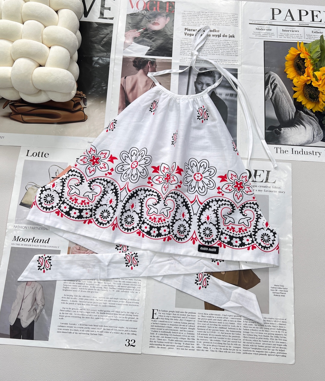 NO:412125,Miumiu 2025 new masterpiece, halter halter vest short skirt suit, elegantly coming. Single!  The set is made of customized YB cotton and linen material, which is comfortable and delicate to touch, skin-friendly and nourishes the skin, and shows high-end texture. The halter vest is uniquely designed to cleverly modify the shoulder and neck lines, revealing charming right-angle shoulders. The brand logo at the hem is low-key, and it quietly reveals the sexy charm in the cuteness, and the appearance and style are full of style. The matching pleated short skirt is based on white throughout the body, carefully embellished with multiple patterns such as cashew flowers, and the ethnic and exotic style is full of ethnic and exotic style. The details of the drawstring echo the design of the vest, and the exquisiteness flows naturally from the details. The whole set of matching perfectly presents the relaxed atmosphere of the vacation. Whether you are strolling on the beach or traveling through the exotic streets, it can help you easily become the visual focus and unlock your unique fashion charm. Customized surface accessories, high-quality, and you cannot miss it. Cotton and linen fabrics are particularly comfortable and refreshing to wear!  You can match the same color top, and you can get a complete set of free matching!  Complete three standards for single out!  Size sml halter code, miumiu, skirts, alexander wang19860909Miumiu 2025 全新力作,挂脖吊带背心短裙套装,优雅来袭.单出！套装采用定制 YB 棉麻材质,触感舒适细腻,亲肤养肤,尽显高级质感.挂脖吊带背心,独特设计巧妙修饰肩颈线条,展露迷人直角肩.下摆处品牌徽标低调点缀,可爱中悄然流露性感韵味,品相与格调拉满. 搭配的压褶短裙,以通体白色为基底,精心点缀定位腰果花等多重花纹,民族异域风情满溢.抽绳细节与背心设计相呼应,精致感从细节处自然流淌. 整套搭配,将度假的松弛氛围完美呈现.无论是漫步在海滨沙滩,还是穿梭于异国街头,都能助你轻松成为视觉焦点,解锁独属于你的时尚魅力.定制面辅料,高版本品质,不容错过.棉麻面料穿起来特别舒服清爽！ 可搭配同色系上衣,一整套拿下免搭配！单出三标齐全！ 尺码sml 挂脖编码,,miumiu,skirts,alexander wang,Women's clothing