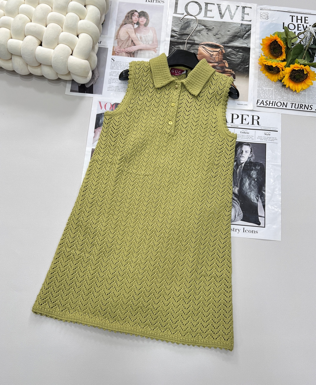 NO:413218,GUCCI's new dark green lapel vest skirt. The fixed-dye dark green yarn is unique and rich tones, retro and modern, and is a unique existence in the fashion landscape. The exquisite lapel design cleverly outlines the neck lines, the retro college style and elegant temperament are perfectly integrated, with a sense of atmosphere of famous families. The ingenious knitted hollow texture shows the true seal in the subtle, lively and layered, and every eye is a visual sing. The built-in thoughtful interior not only ensures the comfort of wearing, but also adds a secret sense of security. Sleeveless tailoring releases freedom of arms, adapts to the bright weather of spring and summer, whether you are strolling on the streets or attending light luxury parties, you can easily control it and become the focus of the audience. Exclusive hits, replicating classics, waiting for you to enjoy the unique taste. BY version, complete three-standard large products!  Size sml code, gucci,skirts,alexander wang19860909GUCCI新款墨绿色翻领背心裙.定染墨绿色纱线,独特而浓郁的色调,复古又不失摩登,是时尚版图中别具一格的存在.精致翻领设计,巧妙勾勒颈部线条,复古学院风与优雅气质完美融合,自带名门千金氛围感. 匠心独具的针织镂空纹理,于细微处见真章,灵动且富有层次感,每一眼都是视觉的轻吟浅唱.内置贴心内里,既保证穿着舒适度,又增添一份隐秘的安全感. 无袖剪裁,释放双臂自由,适配春夏明媚天气,无论是漫步街头还是出席轻奢聚会,皆能轻松驾驭,成为全场焦点.独家爆款,复刻经典,只待独具品味的你将时尚拥入怀中.BY版本,三标齐全大货！ 尺码sml 编码,,gucci,skirts,alexander wang,Women's clothing