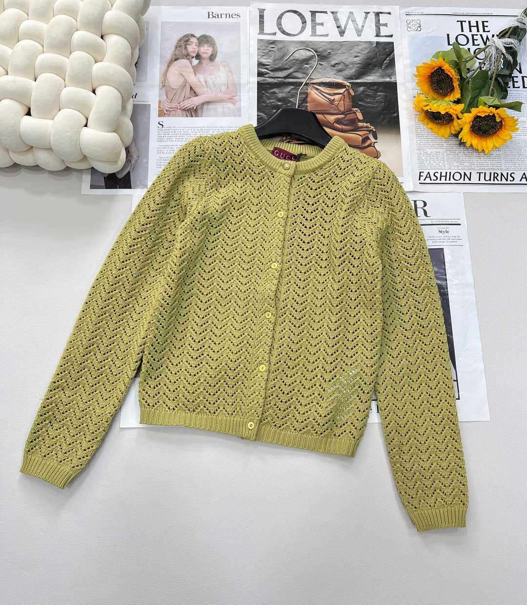 NO:413227,GUCCI's new dark green cardigan. The dyed dark green yarn is rich and mysterious tone, like a gem hidden deep in the forest, showing a luxurious texture in low-key. It is not only a color, but also a symbol of taste and style, which easily highlights the wearer's unique temperament. The customized logo letter button is undoubtedly the finishing touch of this cardigan. The exquisite letter shape is carved with delicate craftsmanship, and each line accurately restores the brand's classic elements, demonstrating the unparalleled brand recognition. The metal material has been specially treated, with a soft and lasting luster, exuding charming charm between the flow of light and shadow. Putting it on is a firm expression of fashion attitude; when unbuttoned, it adds a casualness and freedom to the overall shape.  The cardigan uses exquisite hollow knitted texture and ingenious weaving technology, which allows the clothes to be breathable while presenting a lively layered sense. The classic round neck and long-sleeved design are simple and elegant, suitable for a variety of styles. Whether it is a simple inner layer to show capable temperament or a combination with a skirt to create an elegant atmosphere, it can be easily controlled, helping you become the focus on various occasions. BY version, complete three standards!  First order!  Size sml code, gucci,skirts,alexander wang19860909GUCCI新款墨绿色开衫.定染墨绿色纱线,浓郁而神秘的色调,宛如隐匿于森林深处的宝石,低调间尽显奢华质感.它不仅是一种颜色,更是品味与风格的象征,轻松衬托出穿着者的独特气质. 而定制的logo字母扣,无疑是这件开衫的点睛之笔.精致的字母造型,以细腻工艺雕琢而成,每一处线条都精准还原品牌经典元素,彰显着无与伦比的品牌辨识度.金属材质经过特殊处理,光泽柔和而持久,在光影流转间散发迷人魅力.扣上它,是对时尚态度的坚定表达；解开时,又为整体造型增添一份随性与洒脱. 开衫采用精致的镂空针织纹理,匠心独运的编织工艺,让衣物在兼具透气性的同时,呈现出灵动的层次感.经典圆领与长袖设计,简约大方,适配多种风格穿搭,无论是搭配简约内搭展现干练气质,还是与裙装组合营造优雅氛围,都能轻松驾驭,助你在各种场合成为焦点.BY版本,三标齐全！首单出！ 尺码sml 编码,,gucci,skirts,alexander wang,Women's clothing