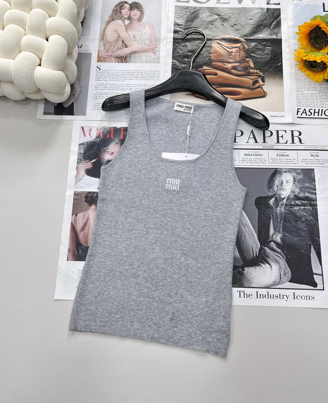 NO:413239,MIU MIU Ribbed Jacquard Logo knitted vest. Customized yarn fabrics and delicate rib textures give the vest the right elasticity and three-dimensionality, fitting the body without losing comfort and freedom. The soft gray tone reveals high-end texture in simplicity, like a misty urban morning, low-key but full of charm. The exquisite lettered jacquard logo is inlaid in front of you, inadvertently showing unique taste, quietly integrating the brand style and fashion attitude. Sleeveless design and smooth lines cleverly modify the shoulder and neck and arm lines, adapting to the light atmosphere of summer. You can wear it alone and outline casually and frankly, wear a thin knitted cardigan or suit jacket on the outside, and switch to an elegant and capable mode. Whether you are walking on the street or going to casual occasions, you can easily control it, becoming the finishing touch of the shape, with three standards complete!  Large-scale size sml code, miumiu, jackets & coats, business suit, alexander wang19860909MIU MIU 罗纹字母提花Logo针织背心.定制的纱线面料,细腻的罗纹纹理,赋予背心恰到好处的弹性与立体感,贴合身形又不失舒适自在.柔和的灰色调,简约中流露高级质感,似蒙着薄雾的都市清晨,低调却满蕴魅力. 精致字母提花Logo,低调镶嵌于身前,不经意间展露独特品味,将品牌格调与时尚态度悄然融合. 无袖设计与流畅线条,巧妙修饰肩颈与手臂线条,适配夏日的轻盈氛围.可单穿勾勒随性率真,外搭薄款针织开衫或西装外套,又能切换至优雅干练模式,无论是漫步街头还是出入休闲场合,皆能轻松驾驭,成为造型的点睛之笔,三标齐全！大货出 尺码sml 编码,,miumiu,jackets & coats,business suit,alexander wang,Women's clothing