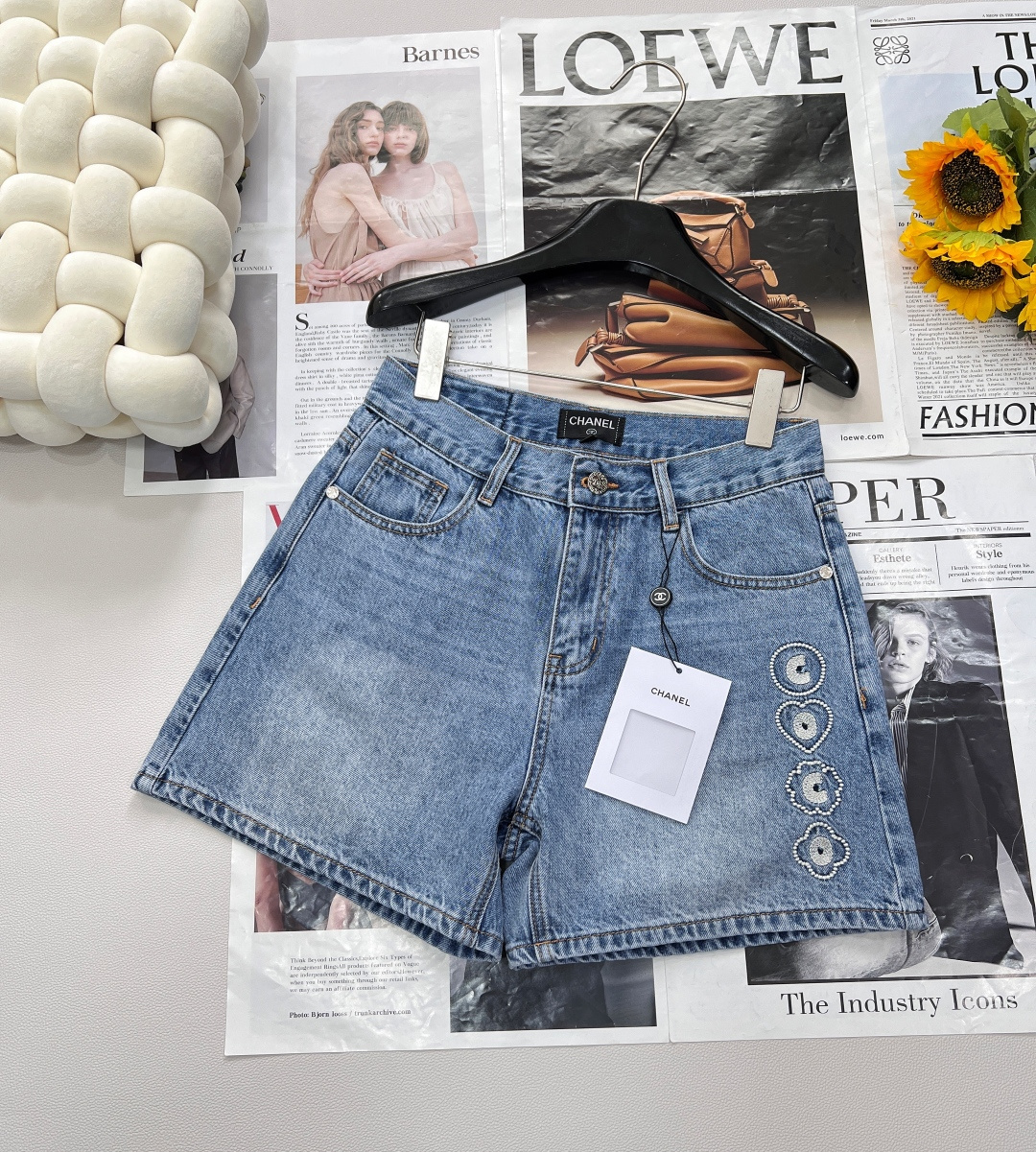 NO:413251,2025chanel Beach Series, the iconic double C elements, exquisite camellia and other exquisite embroidery are cleverly embellished on the sides of denim shorts. The washed blue denim fabric is processed with special craftsmanship to present a natural fading effect, as if kissed by the seaside sun, exuding a casual and free atmosphere. This denim shorts, a classic denim style, comfortable and fit the body, outline a confident figure. The carefully decorated camellia pattern on the sides is lively and brilliant, injecting a gorgeous and exquisite sense into the whole, and is the perfect resonance between classic and trend. Wearing it, it is like starting a fashionable adventure, embracing the unique seaside style given by Chanel, and fully interpreting the fashionable attitude of classic and vitality. Three standards are complete, and large-scale products are size sml coded, chanel, chanel, shorts, alexander wang198609092025chanel沙滩系列,标志性的双C元素、精致的山茶花等精致刺绣,巧妙点缀于牛仔短裤侧边.水洗蓝色牛仔面料,经特殊工艺处理,呈现出自然的褪色效果,仿若被海滨阳光亲吻,散发随性洒脱气息. 这款牛仔短裤,经典牛仔版型,舒适且贴合身形,勾勒出自信身姿.侧边精心装饰的山茶花图案,灵动璀璨,为整体注入华丽精致感,是经典与潮流的完美共鸣. 穿上它,仿若开启一场时尚冒险,拥抱香奈儿赋予的独特海滨风情,尽情演绎经典与活力交织的时尚态度.三标齐全,大货出 尺码sml 编码,,chanel,chanel,shorts,alexander wang,Women's clothing