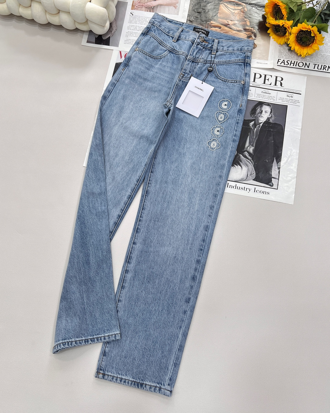 NO:413268,CHANEL2025 Beach Series Jeans trousers, the innovative interpretation of classic elements of Chanel's iconic double C logo, elegant camellia and other classic elements are no longer limited to traditional presentation. They are cleverly placed on the jeans with delicate and delicate embroidery and other craftsmanship. For example, the side of the trouser legs retains the elegant background of the brand and adds fashionable agility and gorgeousness. The use of washing blue denim fabric, the natural fading effect is like being kissed by the seaside sun, full of casual and free youthful vitality. The classic denim style fits the body without losing comfort.  The perfect fusion of daily life and classics breaks people's inherent impression of Chanel's 'only viewed from a distance'. This jeans combine daily practicality and brand classic style. They can be matched with simple white T-shirts and small white shoes to create a fresh and casual street look; they can also match Chanel's classic jackets, attend more formal occasions, seamlessly switch between different scenes, and become an indispensable fashion item in the wardrobe!  Complete three standards!  Large-scale size sml code, chanel, chanel, jeans, jackets & coats, alexander wang19860909CHANEL2025沙滩系列牛仔长裤,经典元素的创新演绎香奈儿标志性的双C标志、优雅的山茶花等经典元素,不再局限于传统的呈现方式.它们以精致细腻刺绣等工艺,巧妙落位于牛仔裤身.如裤腿侧边,保留了品牌的优雅底蕴,又增添了时尚的灵动与华丽. 选用水洗蓝色牛仔面料,自然的褪色效果,如同被海滨阳光亲吻过,洋溢着随性、自在的青春活力.经典牛仔版型,贴合身形又不失舒适, 日常与经典的完美融合打破人们对香奈儿“只可远观”的固有印象,这款牛仔裤兼具日常实用性与品牌经典格调.可搭配简约白T与小白鞋,打造清新休闲的街头造型；也能与香奈儿经典小外套相配,出席较为正式的场合,在不同场景间无缝切换,成为衣橱中不可或缺的时尚单品！三标齐全！大货出 尺码sml 编码,,chanel,chanel,jeans,jackets & coats,alexander wang,Women's clothing