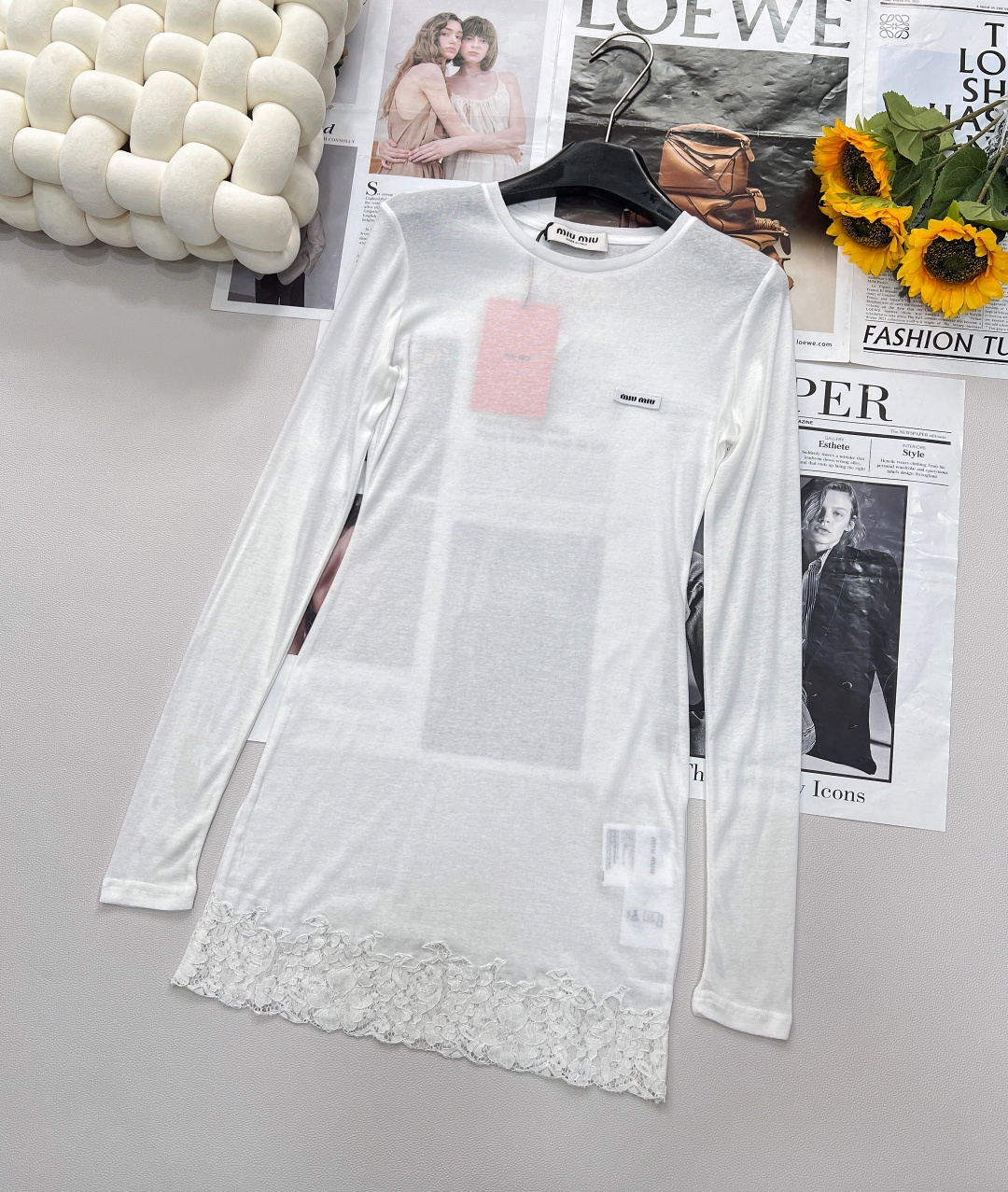 NO:413260,MiuMiu 25Ss spring and summer new micro-label lace spliced ​​long sleeve mid-length T-shirt, customized fabric, the upper body is super comfortable and breathable. The classic round neck design smoothly fits the neck lines, exuding a simple and generous temperament. The brand logo patch is low-key embellished by the side, which seems to be an inadvertent elegant expression, but it accurately demonstrates the brand style and identity. It is a silent announcement of fashion attitude. The lace splicing design at the hem injects romantic factors into the overall simple style. The exquisite lace patterns are created with delicate craftsmanship, light and layered, and appear and appear when walking, which is touching the hearts of the details, and interprets the softness and elegance of women just right.  Mid-length style and long-sleeved design give it a variety of possibilities for wear. When wearing it alone, paired with simple jeans or skirts, you can easily create a casual or light-hearted style. As an inner layer, it can add layering and exquisiteness to the knitted cardigans and blazers. Whether it is commuting, date or casual party, it can help you become the focus. White and gray colors are available in size sml code, miumiu, skirts, jeans, jackets & coats, tees, t-shirt, business suit, alexander wang19860909MiuMiu 25Ss春夏新款微标蕾丝拼接长袖中长款T恤,定制的面料,上身超舒服透气.经典圆领设计,流畅贴合颈部线条,散发简约大方气质.品牌logo贴布低调点缀于身侧,似不经意间的优雅流露,却又精准彰显品牌格调与身份,是时尚态度的无声宣告. 下摆处蕾丝拼接设计,为整体简约风格注入浪漫因子.精致蕾丝花纹,以细腻工艺打造,轻盈且富有层次感,走动间若隐若现,于细节处撩动人心,将女性的柔美与优雅诠释得恰到好处. 中长款版型与长袖设计,赋予它多样穿搭可能性.单穿时,搭配简约牛仔裤或半身裙,就能轻松打造日常休闲或轻熟风造型；作为内搭叠穿在针织开衫、西装外套内,又能增添层次感与精致感,无论是通勤、约会还是休闲聚会,都能助您成为焦点,白色灰色两色出 尺码sml 编码,,miumiu,skirts,jeans,jackets & coats,tees，t-shirt,business suit,alexander wang,Women's clothing