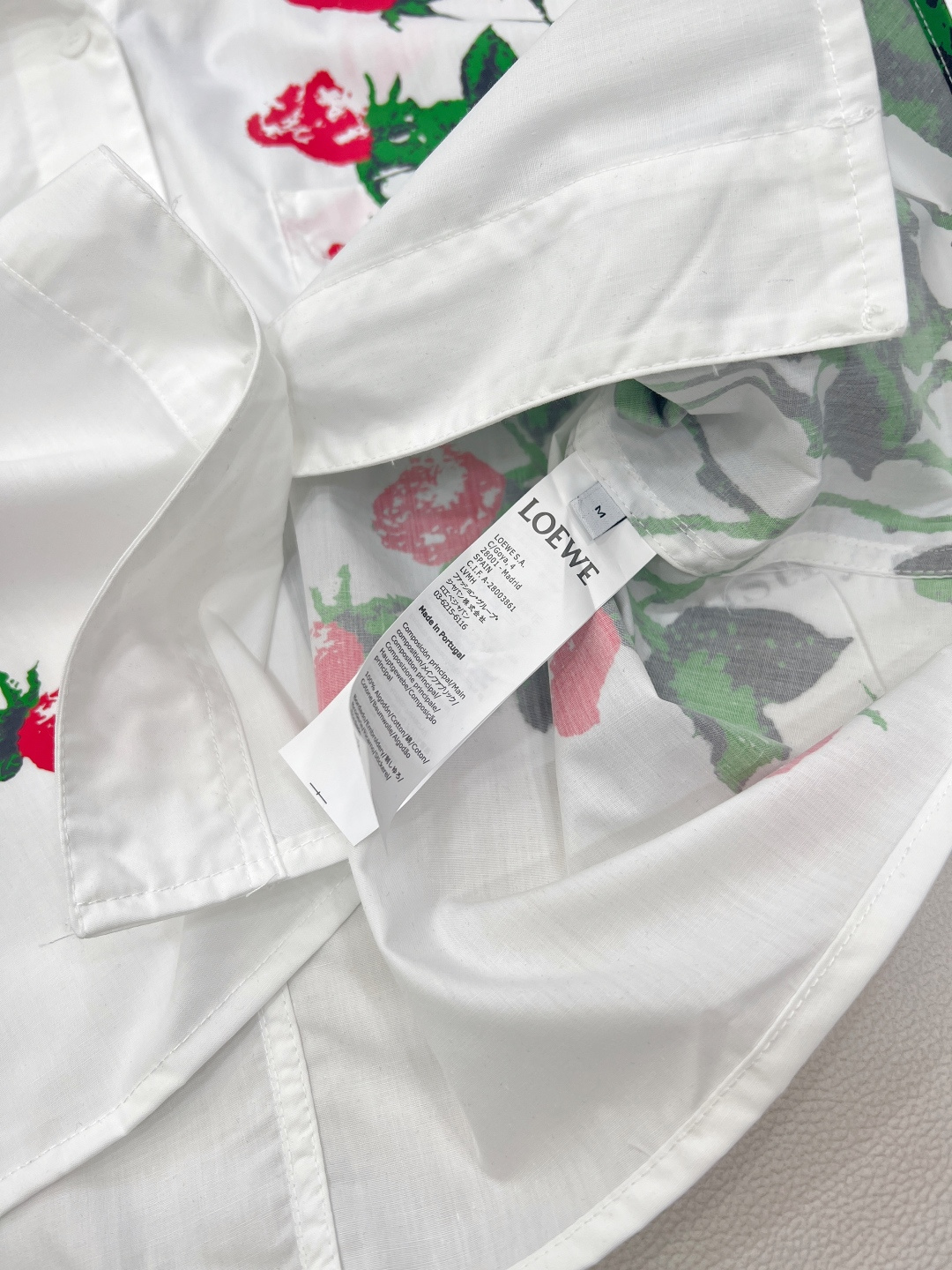 🆕Loewe 春夏力作登场！这款翻领短款白衬衫，乃高版独家匠心开发。甄选轻薄透气的纯棉定制面料，恰似夏日