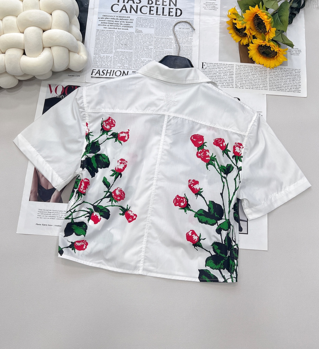 🆕Loewe 春夏力作登场！这款翻领短款白衬衫，乃高版独家匠心开发。甄选轻薄透气的纯棉定制面料，恰似夏日