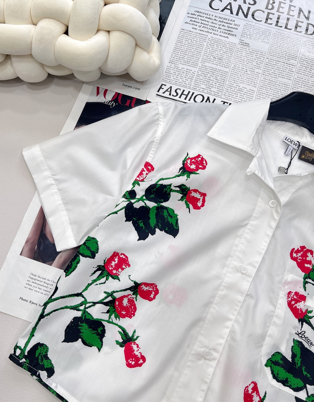 🆕Loewe 春夏力作登场！这款翻领短款白衬衫，乃高版独家匠心开发。甄选轻薄透气的纯棉定制面料，恰似夏日