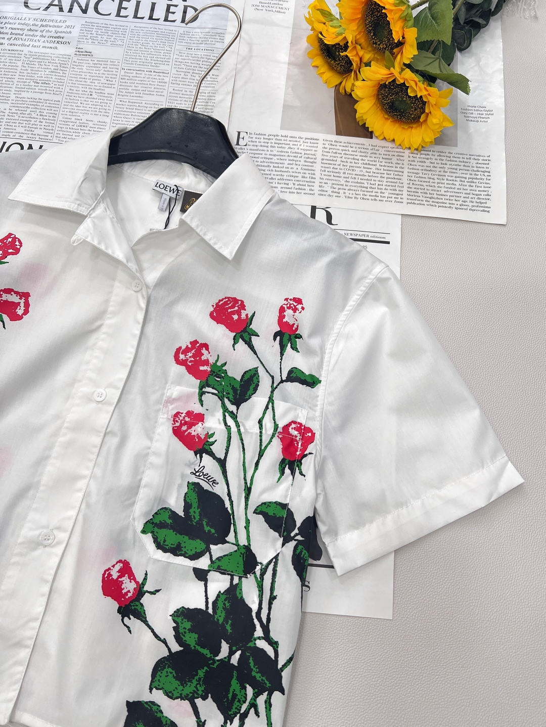 🆕Loewe 春夏力作登场！这款翻领短款白衬衫，乃高版独家匠心开发。甄选轻薄透气的纯棉定制面料，恰似夏日