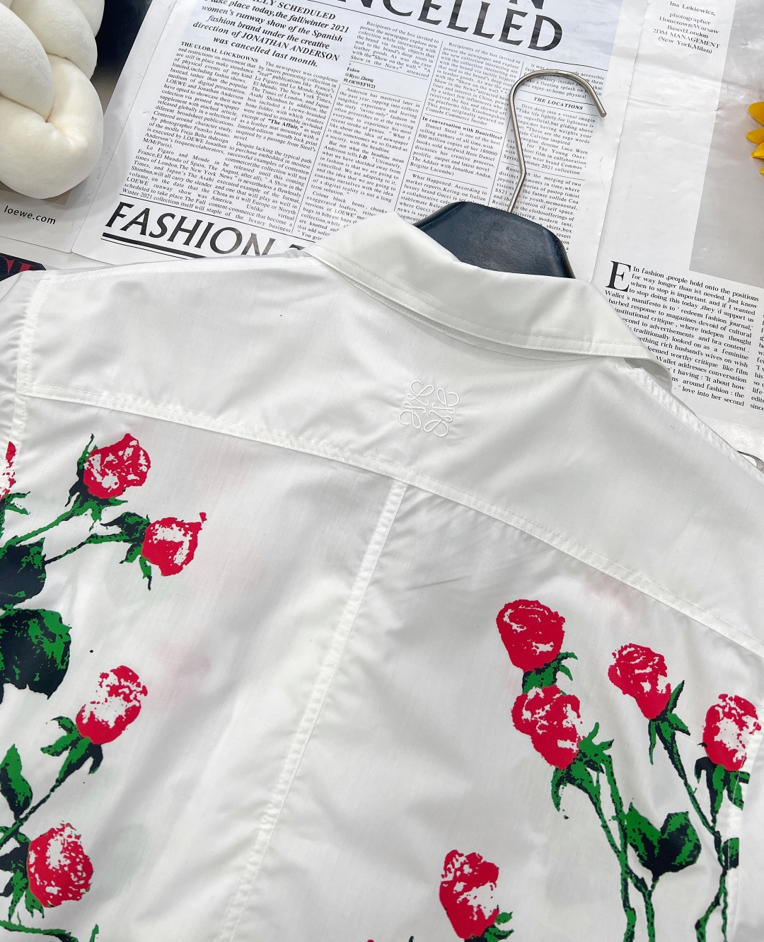 🆕Loewe 春夏力作登场！这款翻领短款白衬衫，乃高版独家匠心开发。甄选轻薄透气的纯棉定制面料，恰似夏日