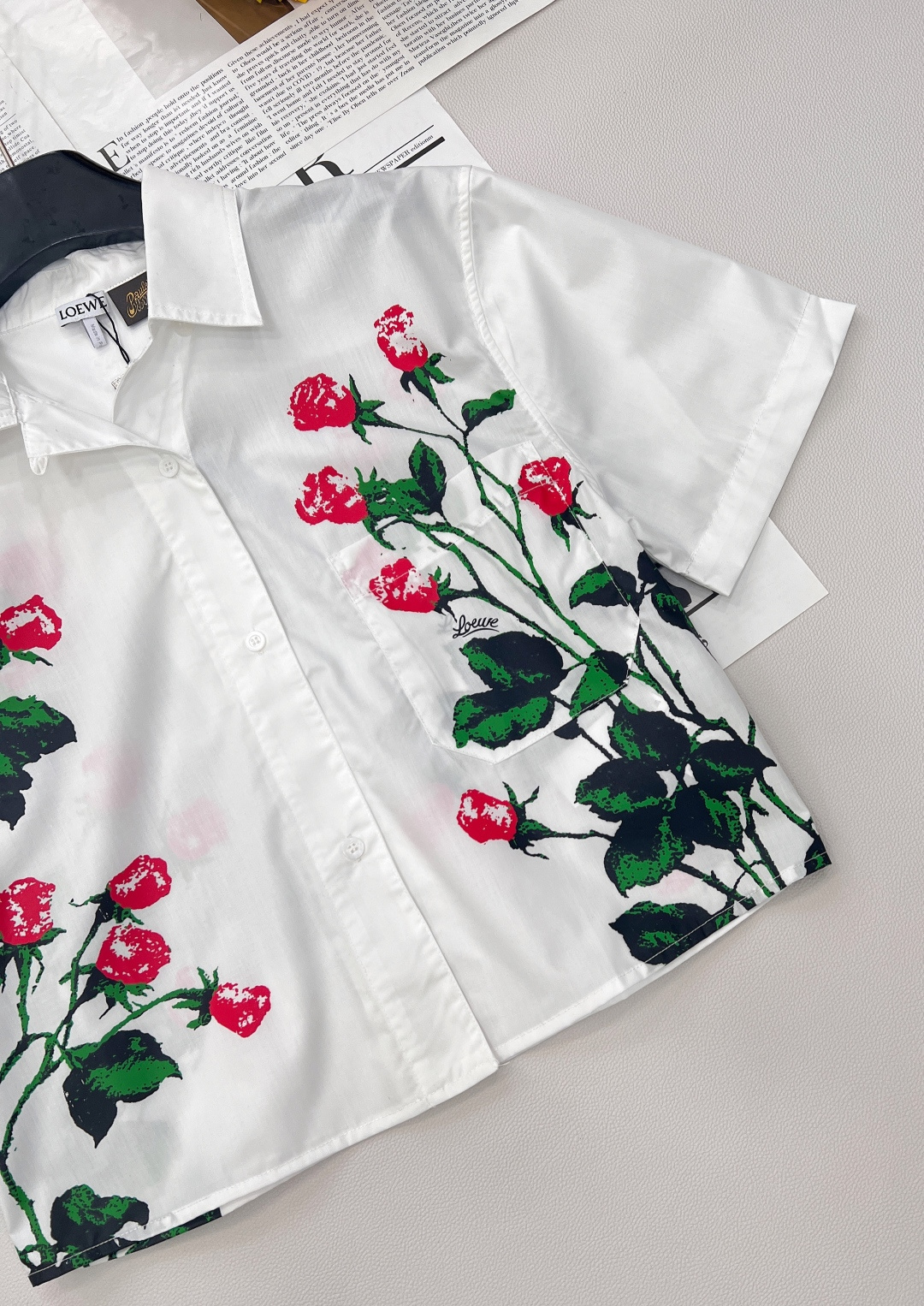 🆕Loewe 春夏力作登场！这款翻领短款白衬衫，乃高版独家匠心开发。甄选轻薄透气的纯棉定制面料，恰似夏日