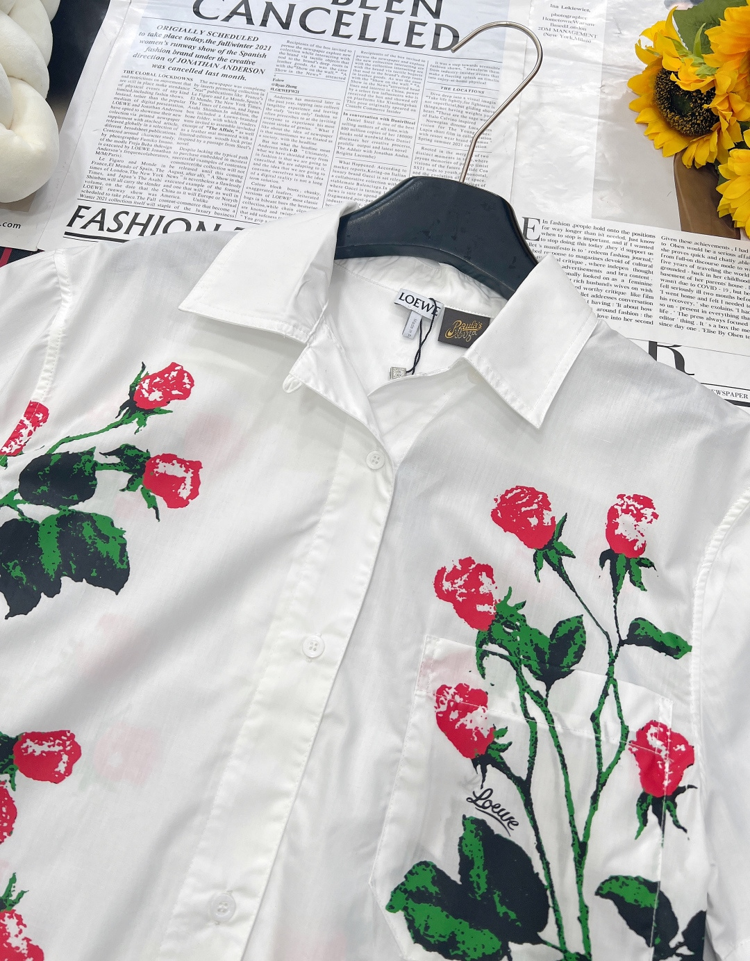 🆕Loewe 春夏力作登场！这款翻领短款白衬衫，乃高版独家匠心开发。甄选轻薄透气的纯棉定制面料，恰似夏日