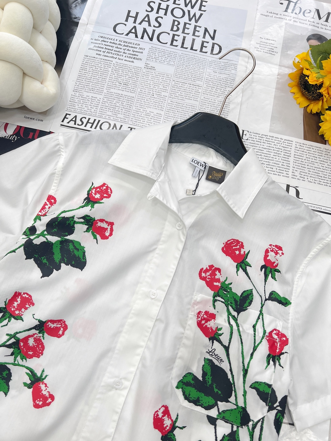🆕Loewe 春夏力作登场！这款翻领短款白衬衫，乃高版独家匠心开发。甄选轻薄透气的纯棉定制面料，恰似夏日
