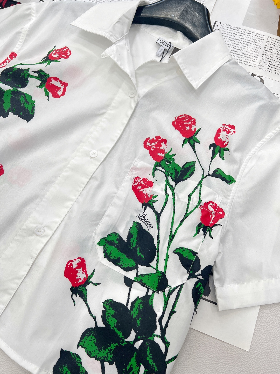 🆕Loewe 春夏力作登场！这款翻领短款白衬衫，乃高版独家匠心开发。甄选轻薄透气的纯棉定制面料，恰似夏日
