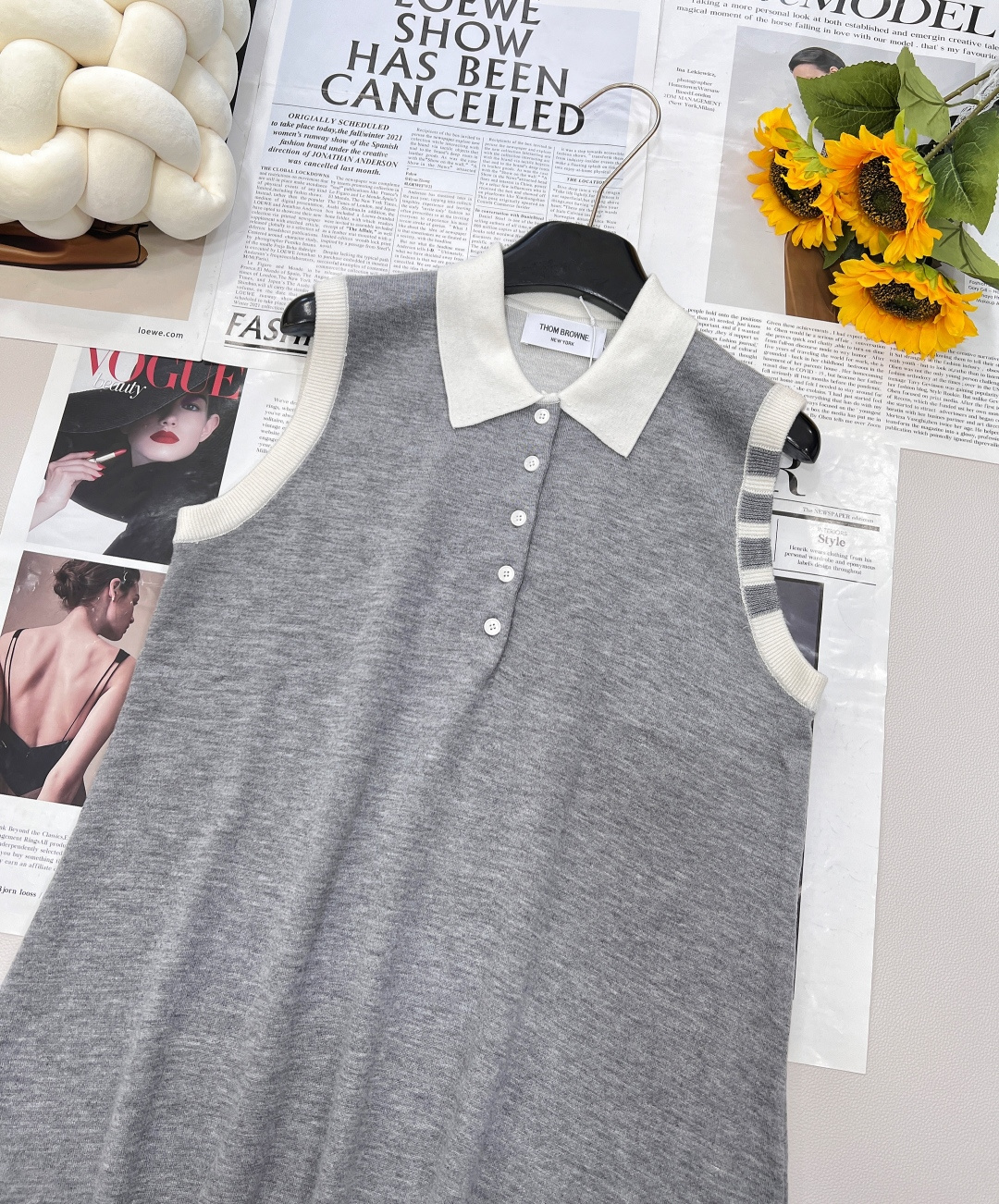 🆕Thom Browne夏季新款小狗连衣裙四条杠学院风百搭无袖提花针织裙夏季新款翻领背心裙，这款连衣裙的