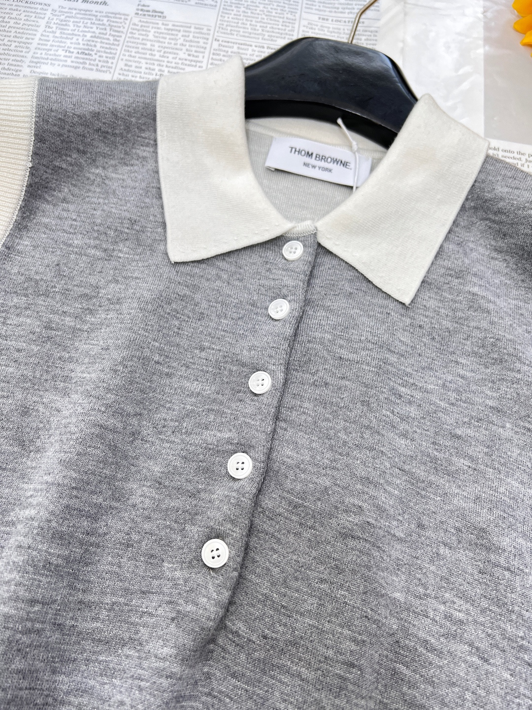 🆕Thom Browne夏季新款小狗连衣裙四条杠学院风百搭无袖提花针织裙夏季新款翻领背心裙，这款连衣裙的