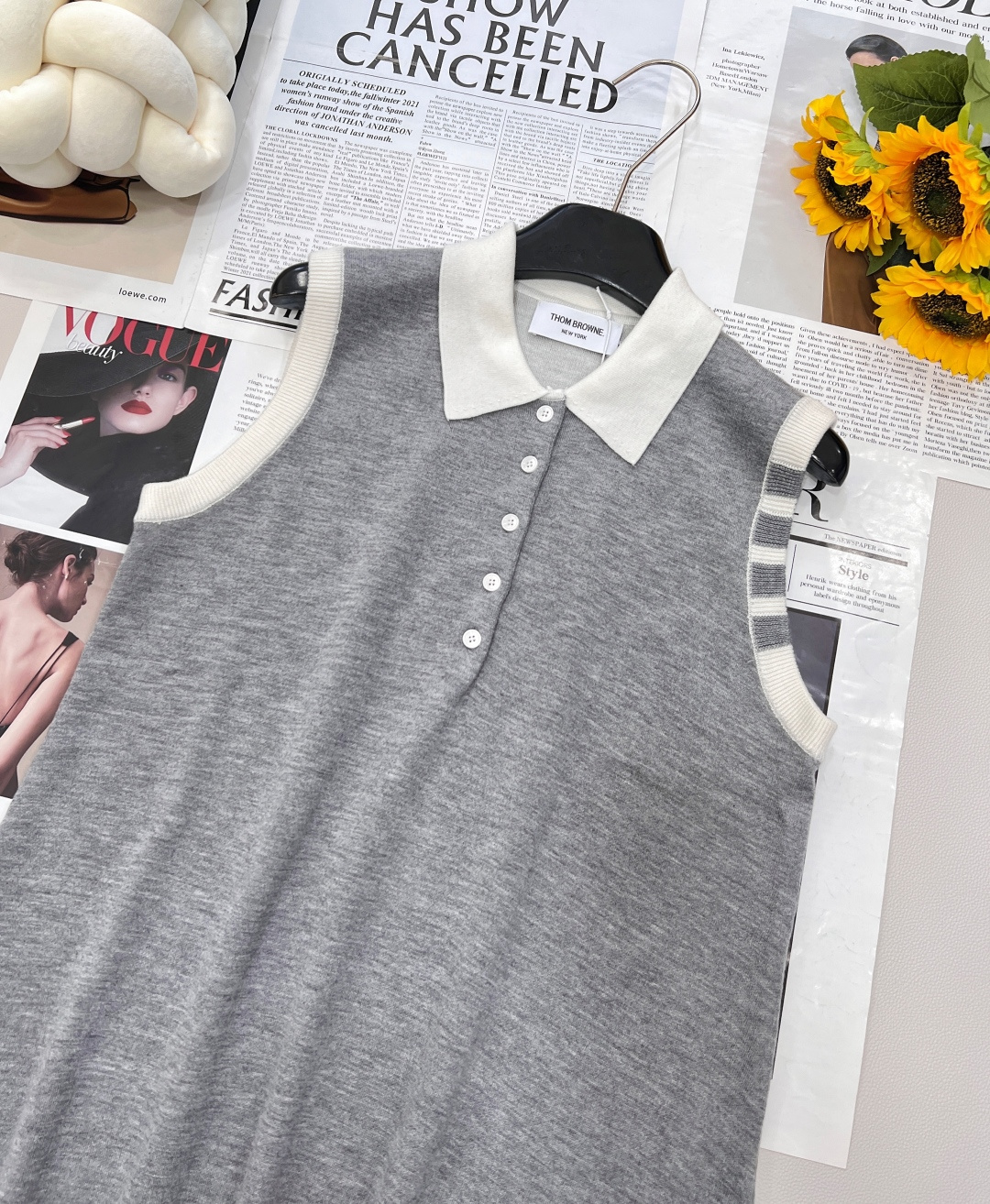 🆕Thom Browne夏季新款小狗连衣裙四条杠学院风百搭无袖提花针织裙夏季新款翻领背心裙，这款连衣裙的