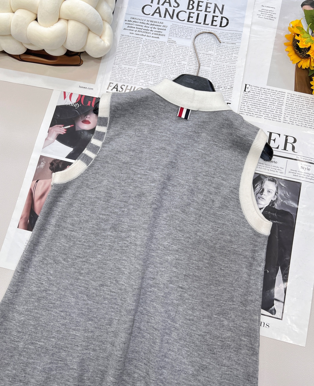 🆕Thom Browne夏季新款小狗连衣裙四条杠学院风百搭无袖提花针织裙夏季新款翻领背心裙，这款连衣裙的