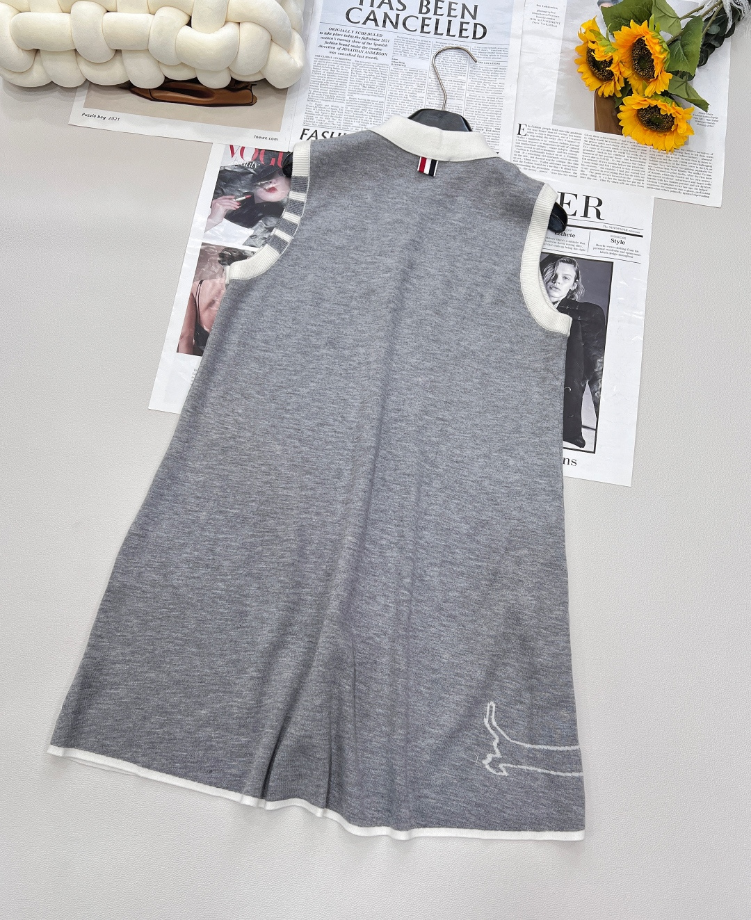 🆕Thom Browne夏季新款小狗连衣裙四条杠学院风百搭无袖提花针织裙夏季新款翻领背心裙，这款连衣裙的