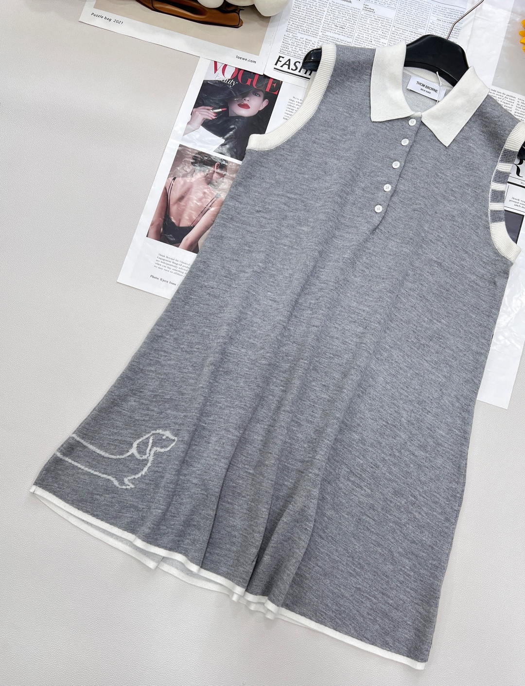 🆕Thom Browne夏季新款小狗连衣裙四条杠学院风百搭无袖提花针织裙夏季新款翻领背心裙，这款连衣裙的
