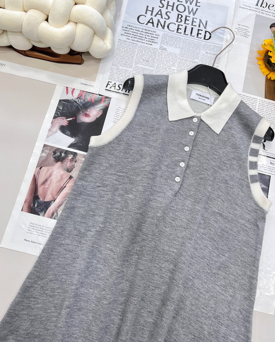 🆕Thom Browne夏季新款小狗连衣裙四条杠学院风百搭无袖提花针织裙夏季新款翻领背心裙，这款连衣裙的