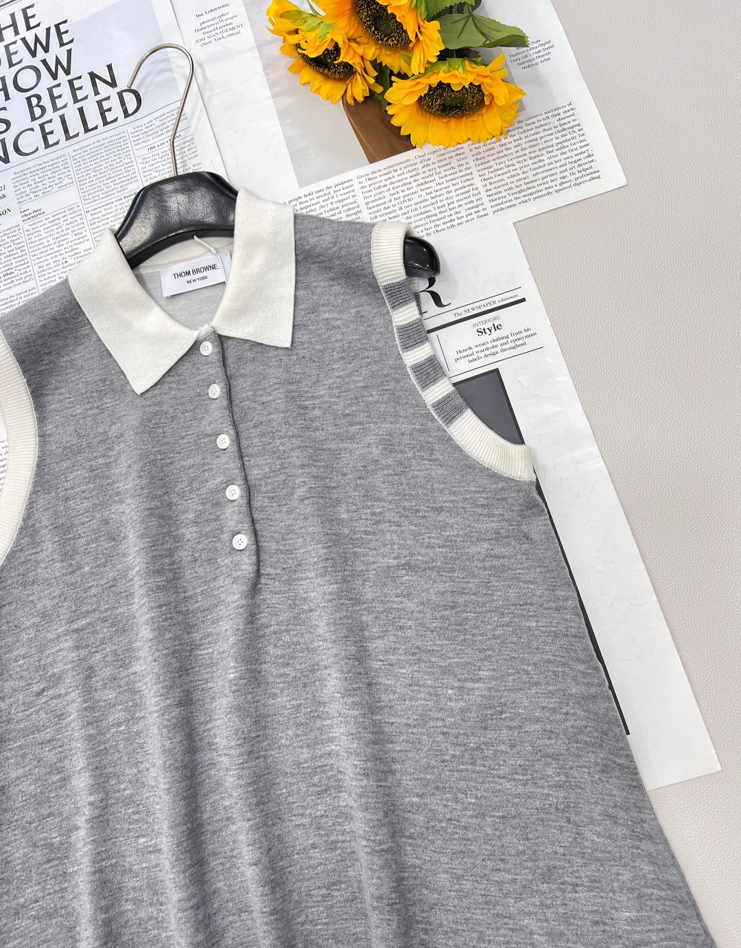 🆕Thom Browne夏季新款小狗连衣裙四条杠学院风百搭无袖提花针织裙夏季新款翻领背心裙，这款连衣裙的