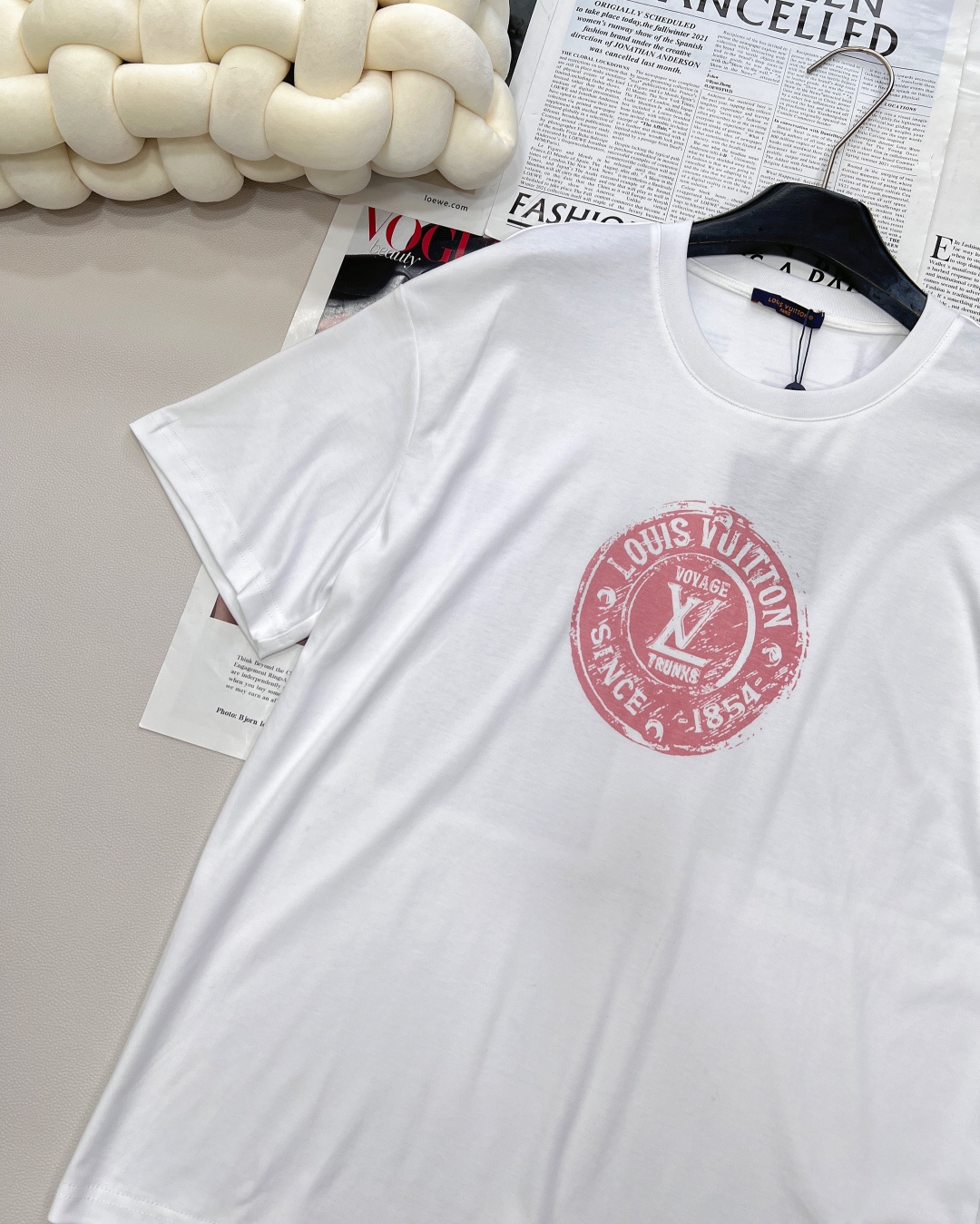 🆕LOUIS VUITTON新款男女同款印花短袖T恤，这款T恤打破传统，以时髦前卫之姿，重新诠释品牌传承