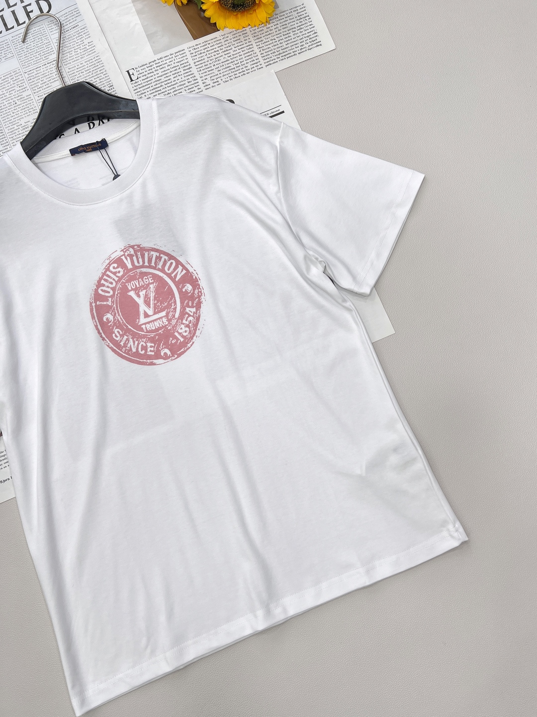 🆕LOUIS VUITTON新款男女同款印花短袖T恤，这款T恤打破传统，以时髦前卫之姿，重新诠释品牌传承