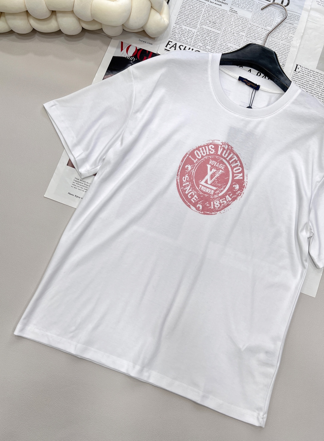 🆕LOUIS VUITTON新款男女同款印花短袖T恤，这款T恤打破传统，以时髦前卫之姿，重新诠释品牌传承